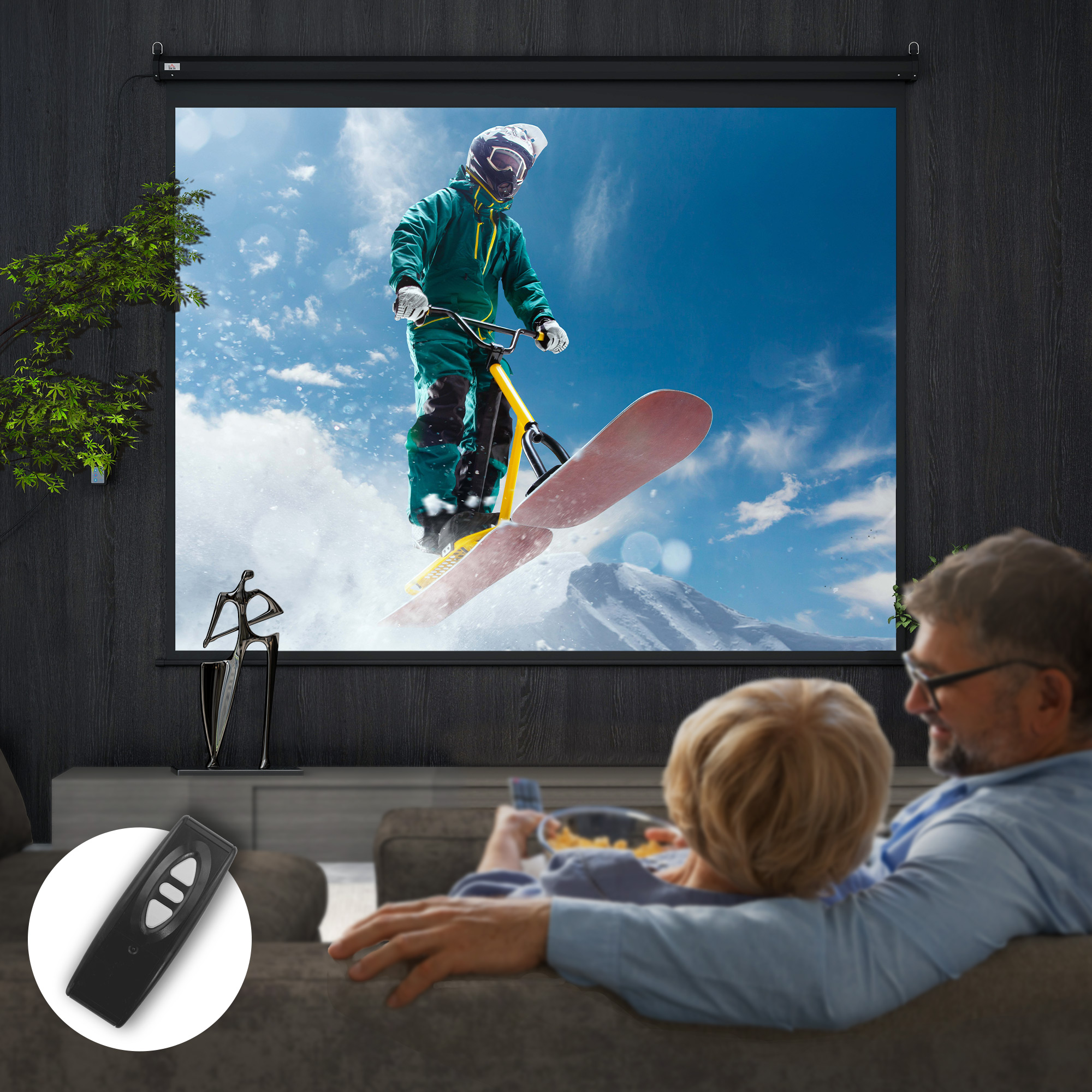 Un uomo e un bambino guardano un film su uno schermo del proiettore, con un telecomando e una parete scura.