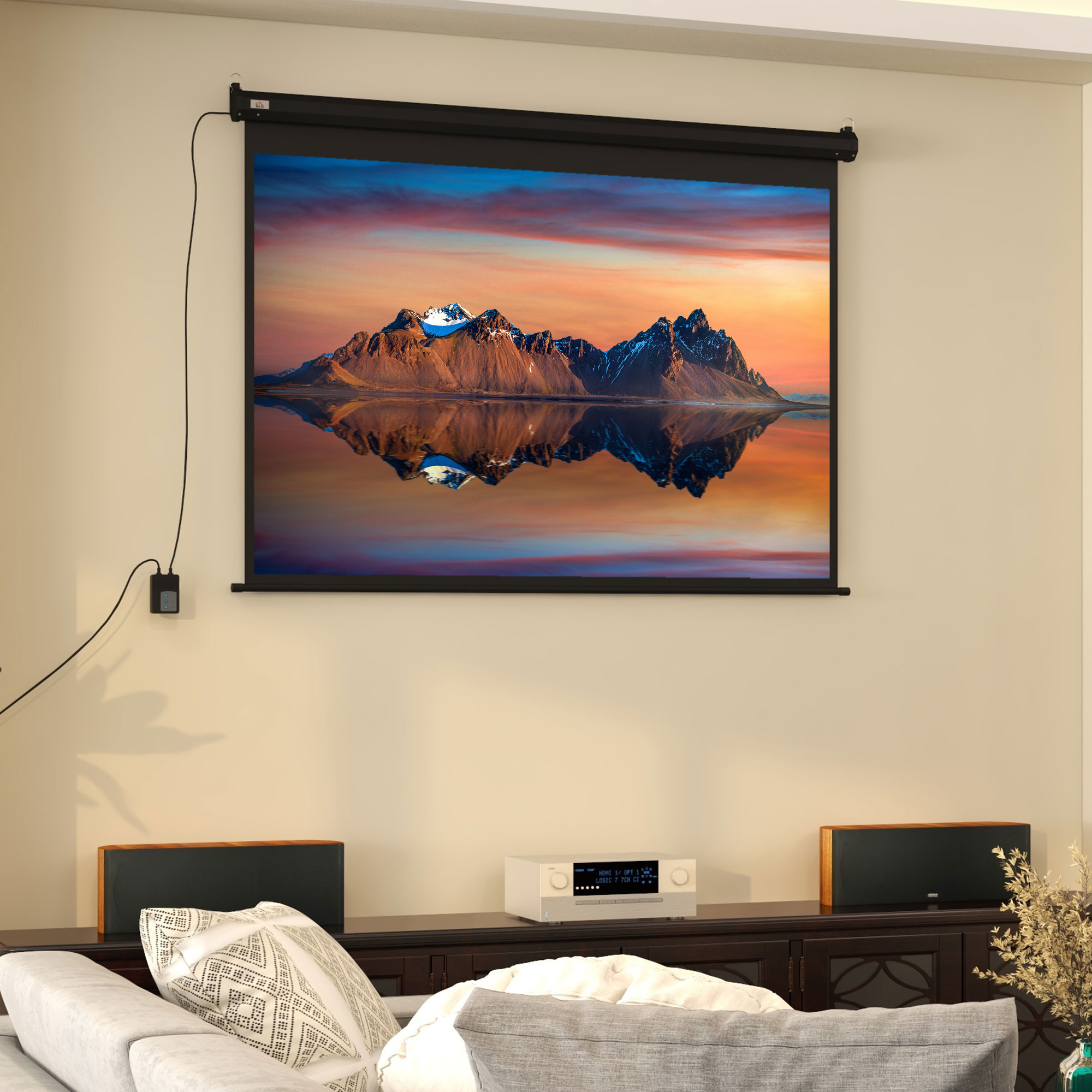 Schermo proiettore con montagne e lago. Sfondo beige.