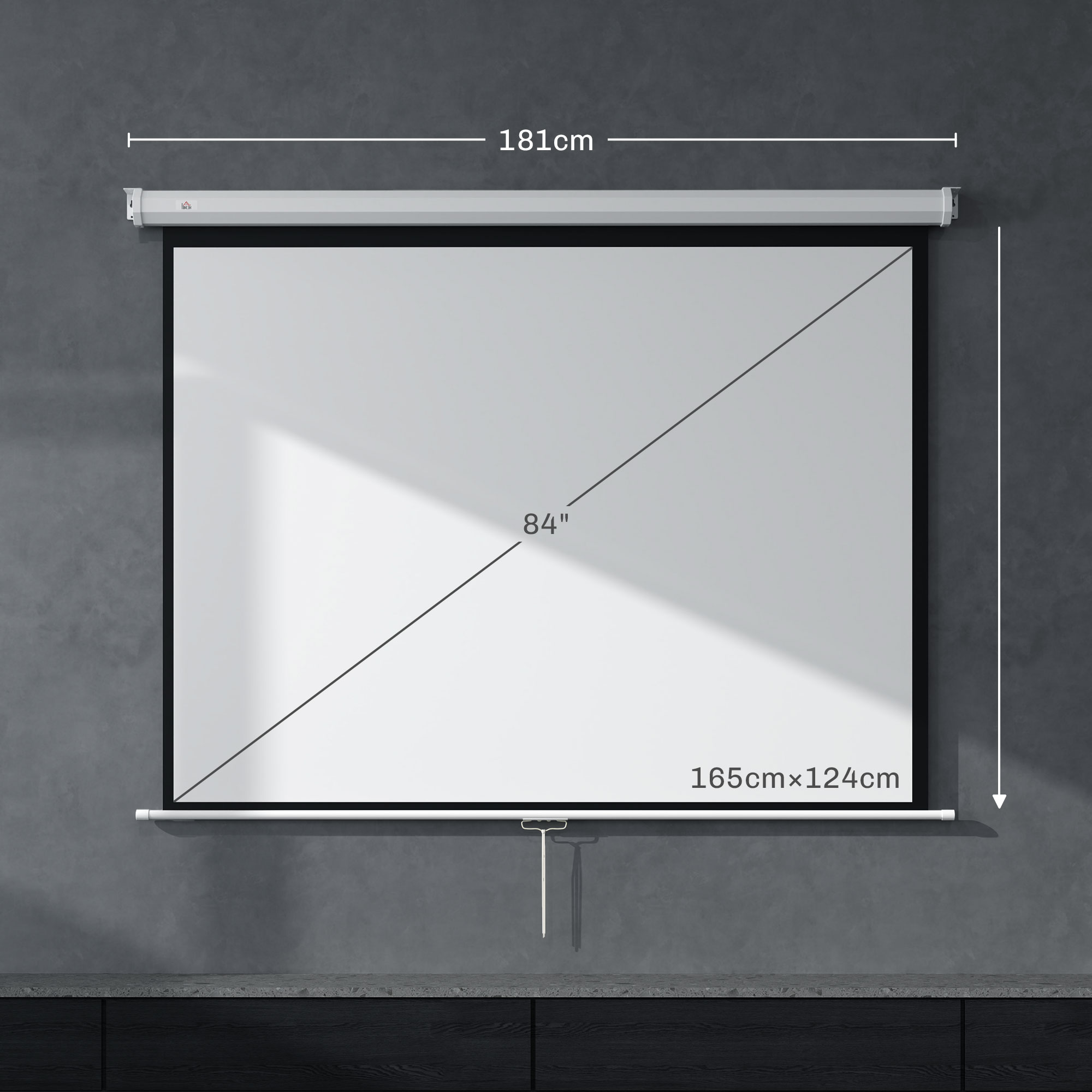 Schermo del proiettore con dimensioni visualizzate. È montato su un muro.
