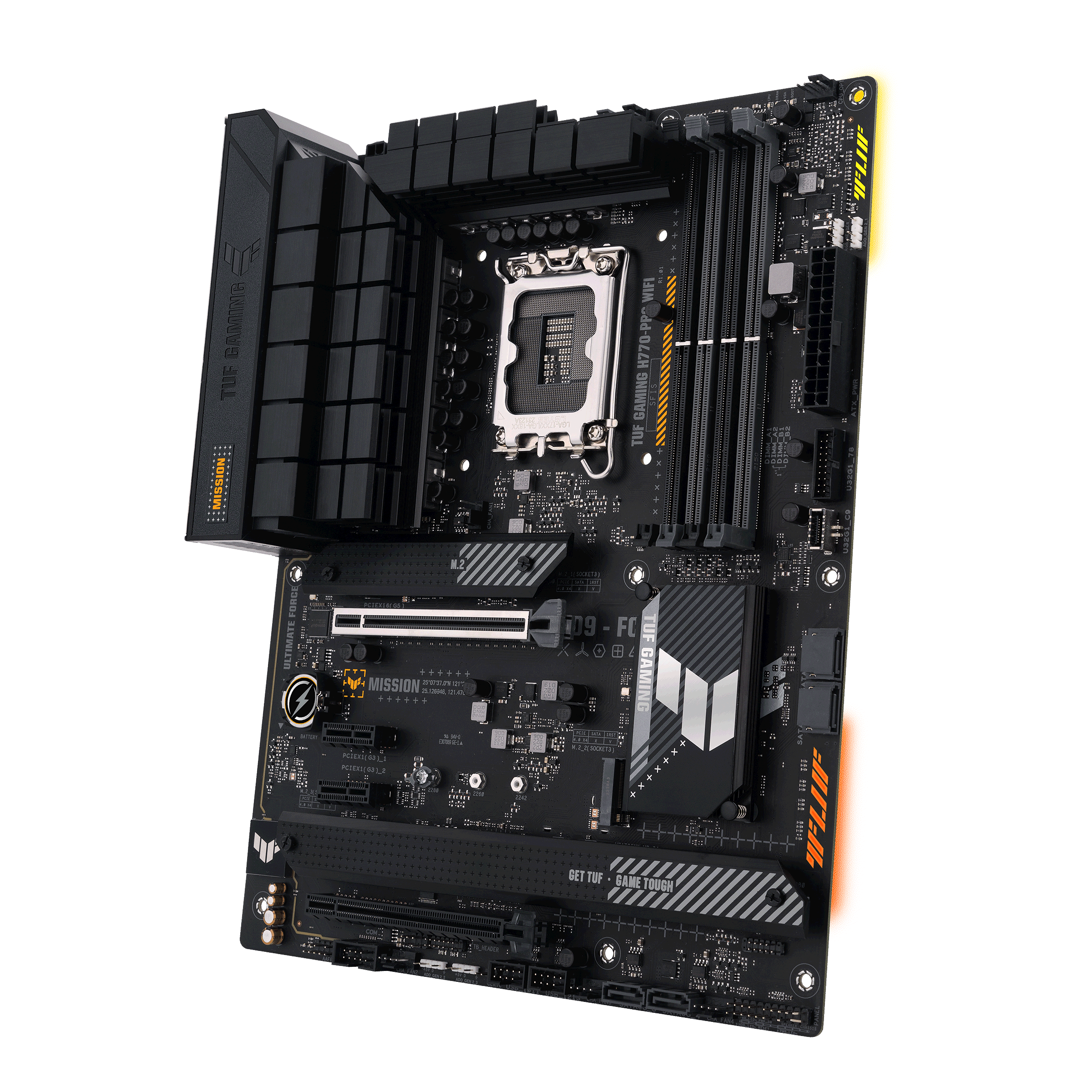 Una scheda madre nera e grigio scuro con molte porte e un socket CPU, vista angolata. Caratterizzata dal logo TUF GAMING.