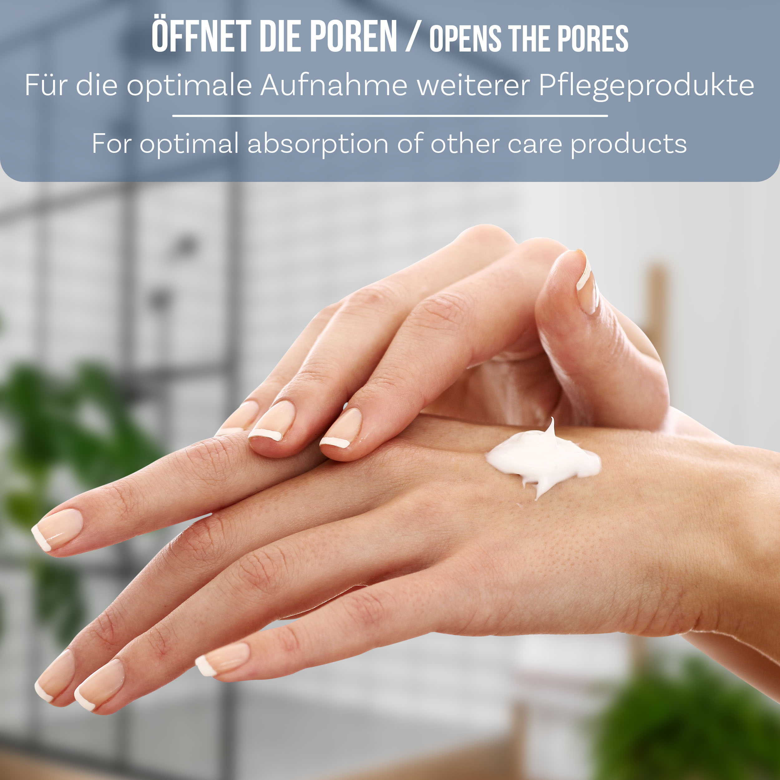 Hände tragen Creme auf, mit Text zum Öffnen der Poren für die Absorption.