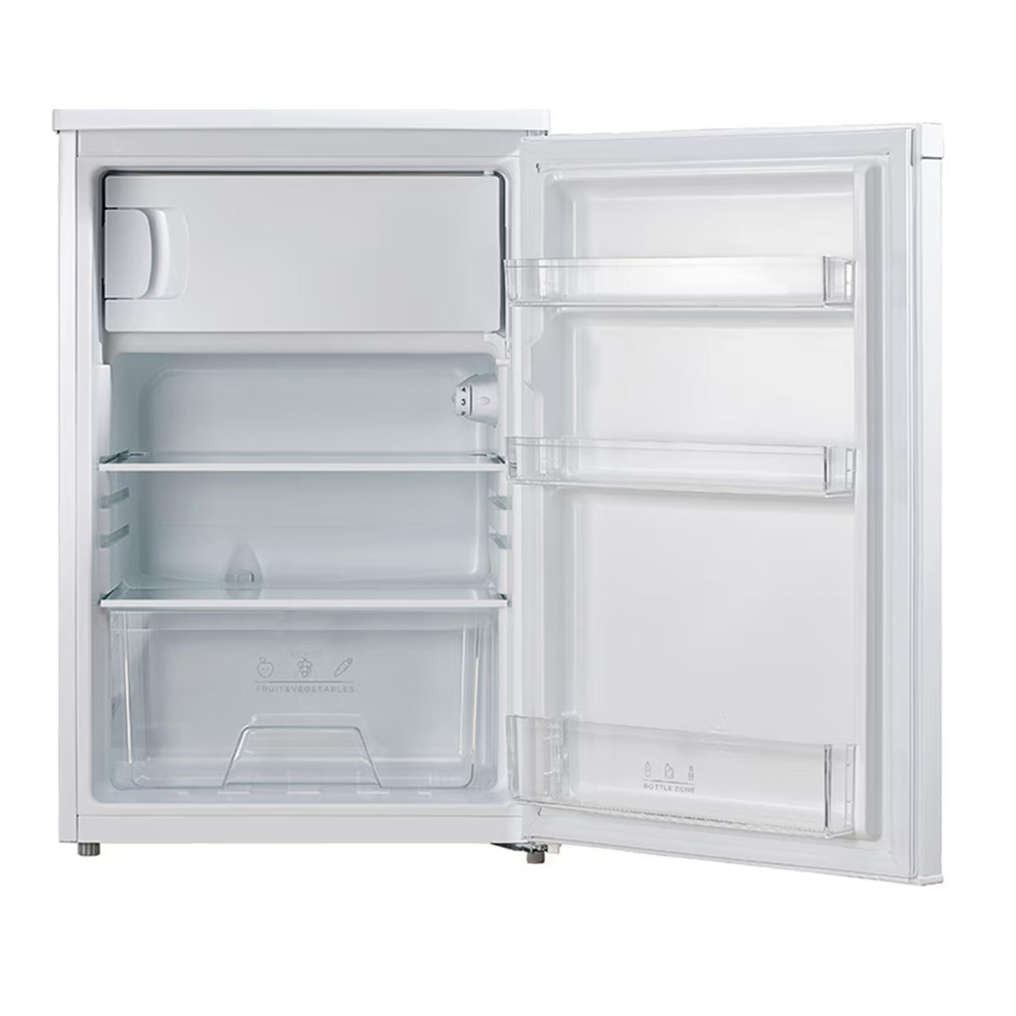 Mini-nevera blanca con puerta abierta. Interior con estantes y cajones.