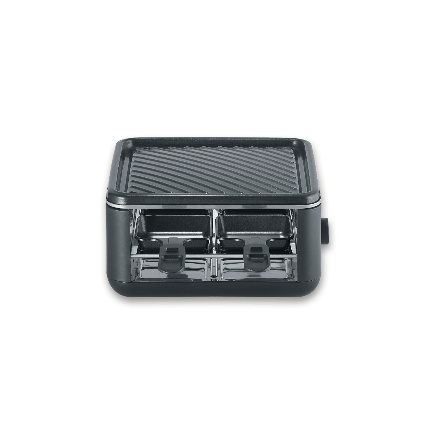 Czarny grill do raclette z dwoma patelniami, na czarnym tle.