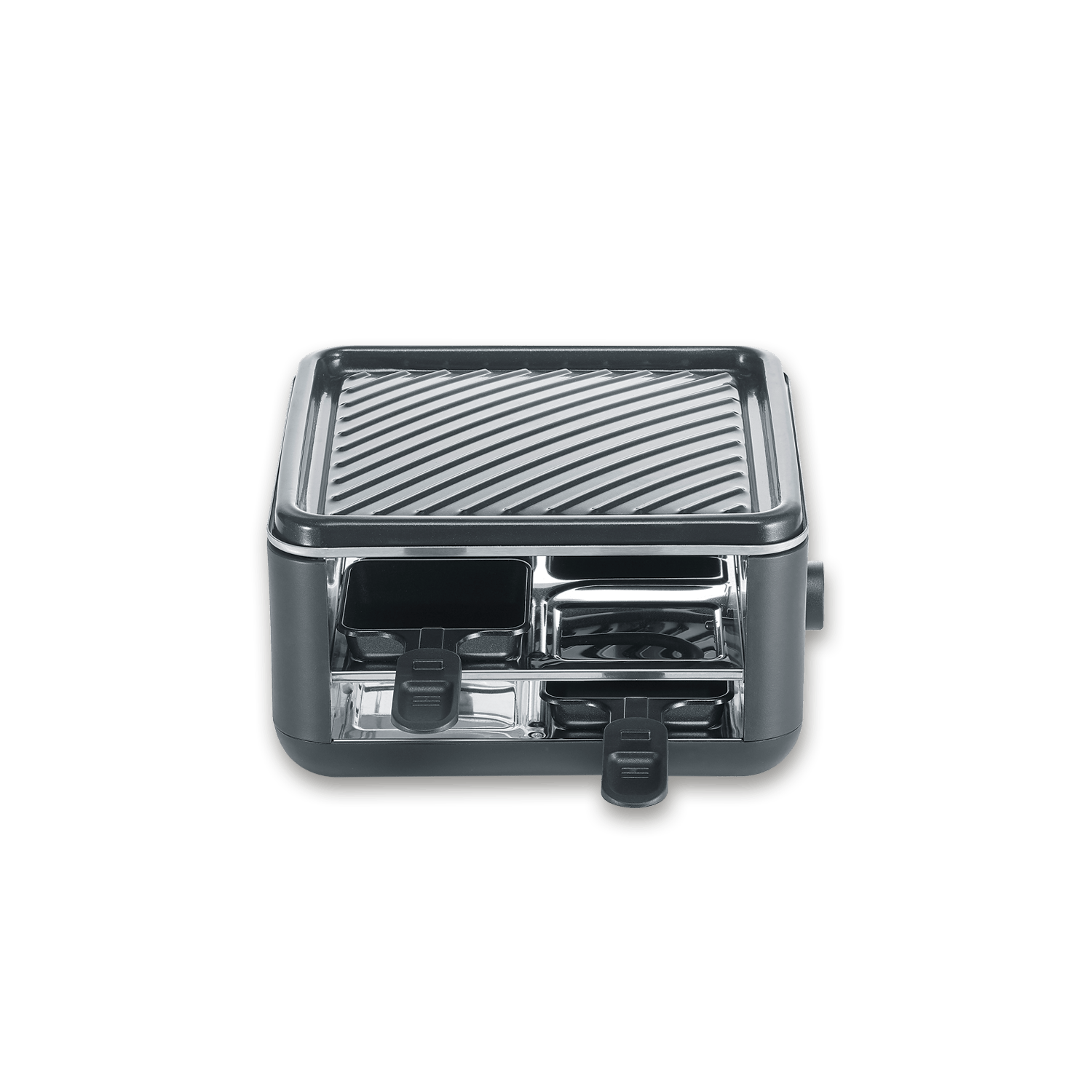 Grill do raclette na czarnym tle, z tackami i płytami grillowymi.