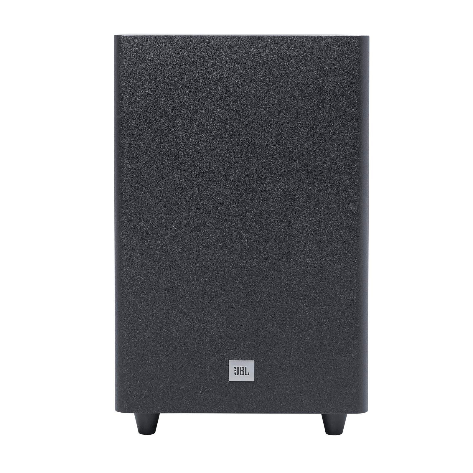 Schwarzer Subwoofer, Frontansicht, mit JBL-Logo unten, schwarzen Beinen, grauer Hintergrund.