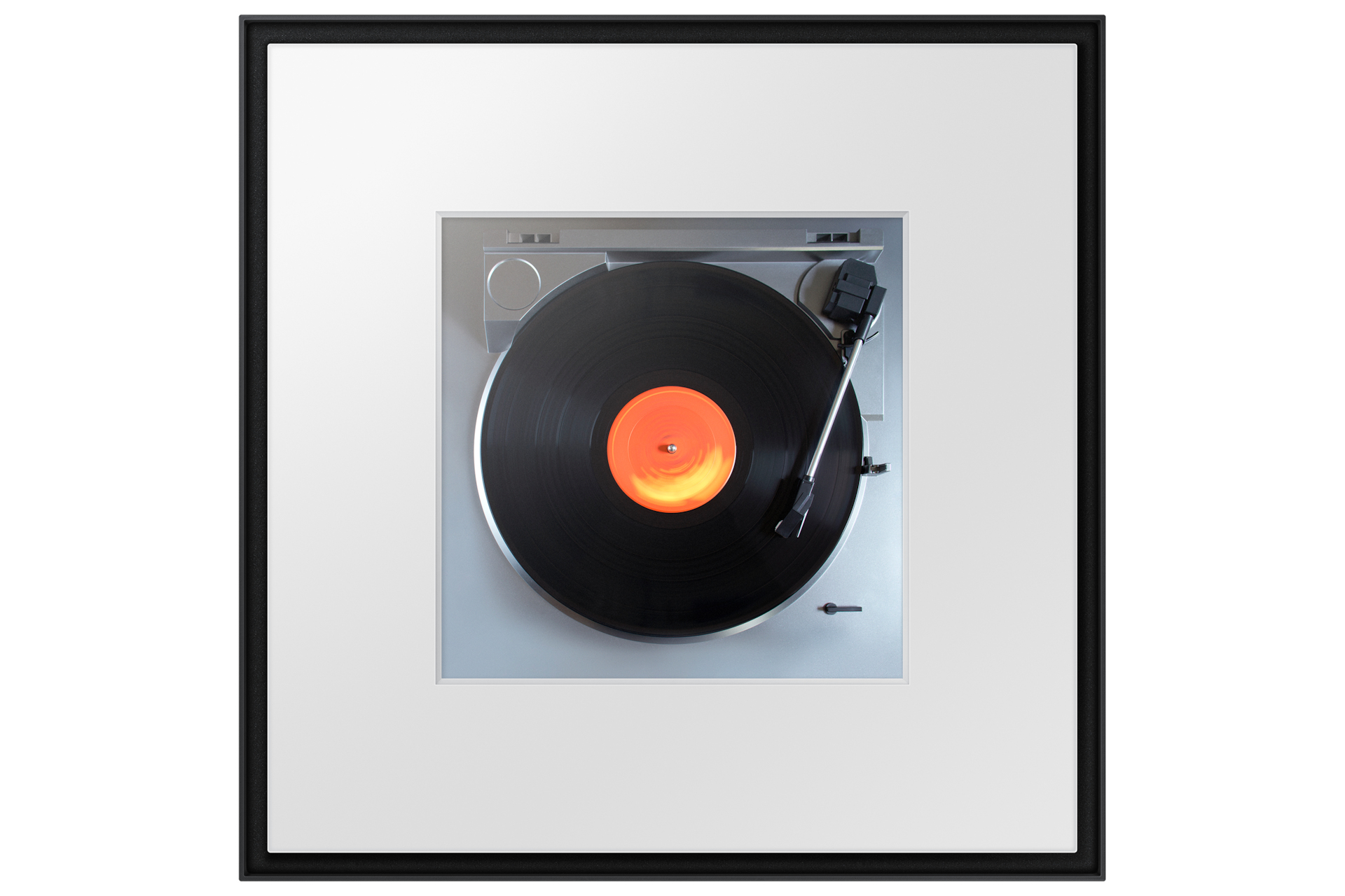 Gramofon w ramie. Czarna płyta winylowa, pomarańczowa etykieta. Srebrna podstawa, czarna rama.