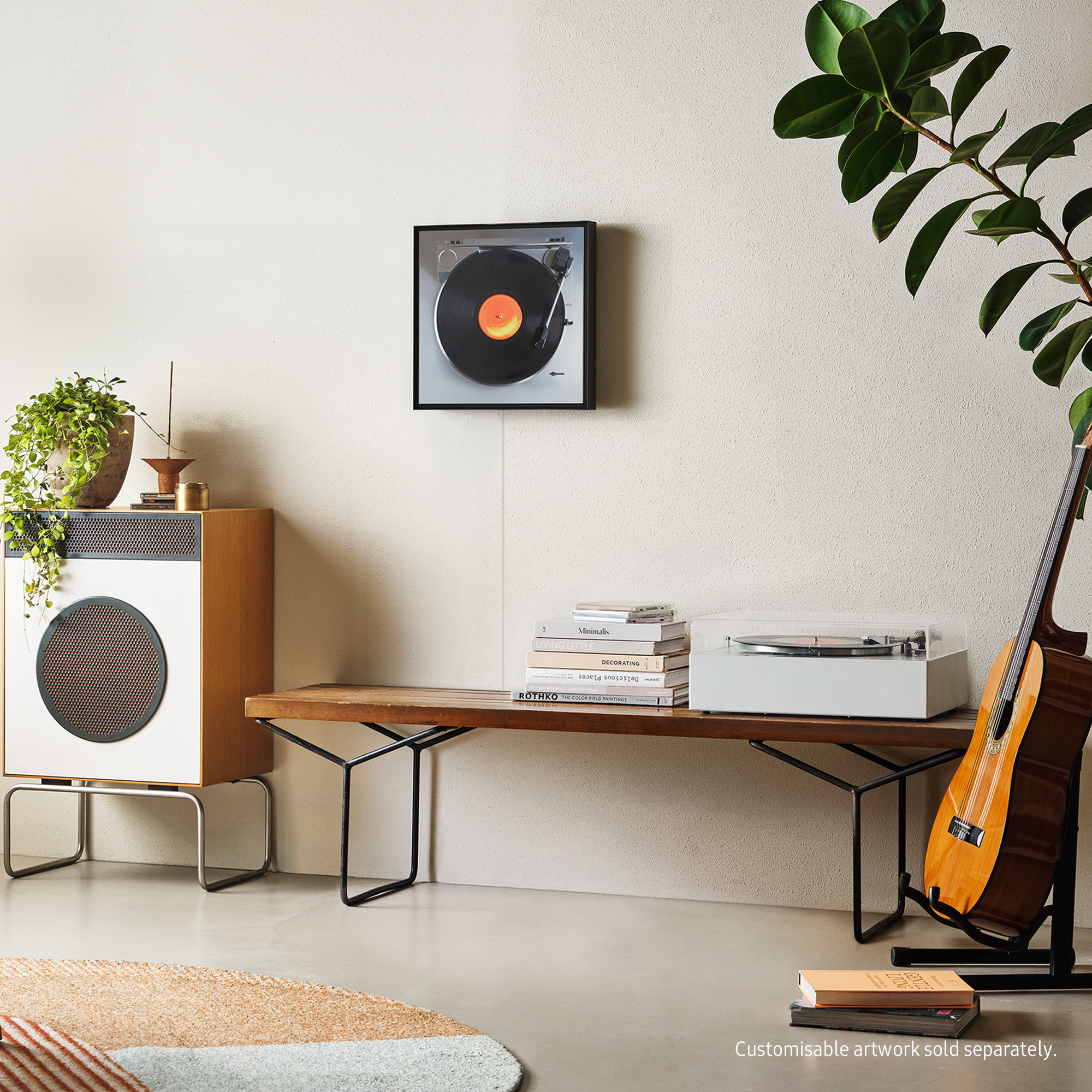 Pokój z gramofonem na ławce. Obecna jest również gitara i roślina.