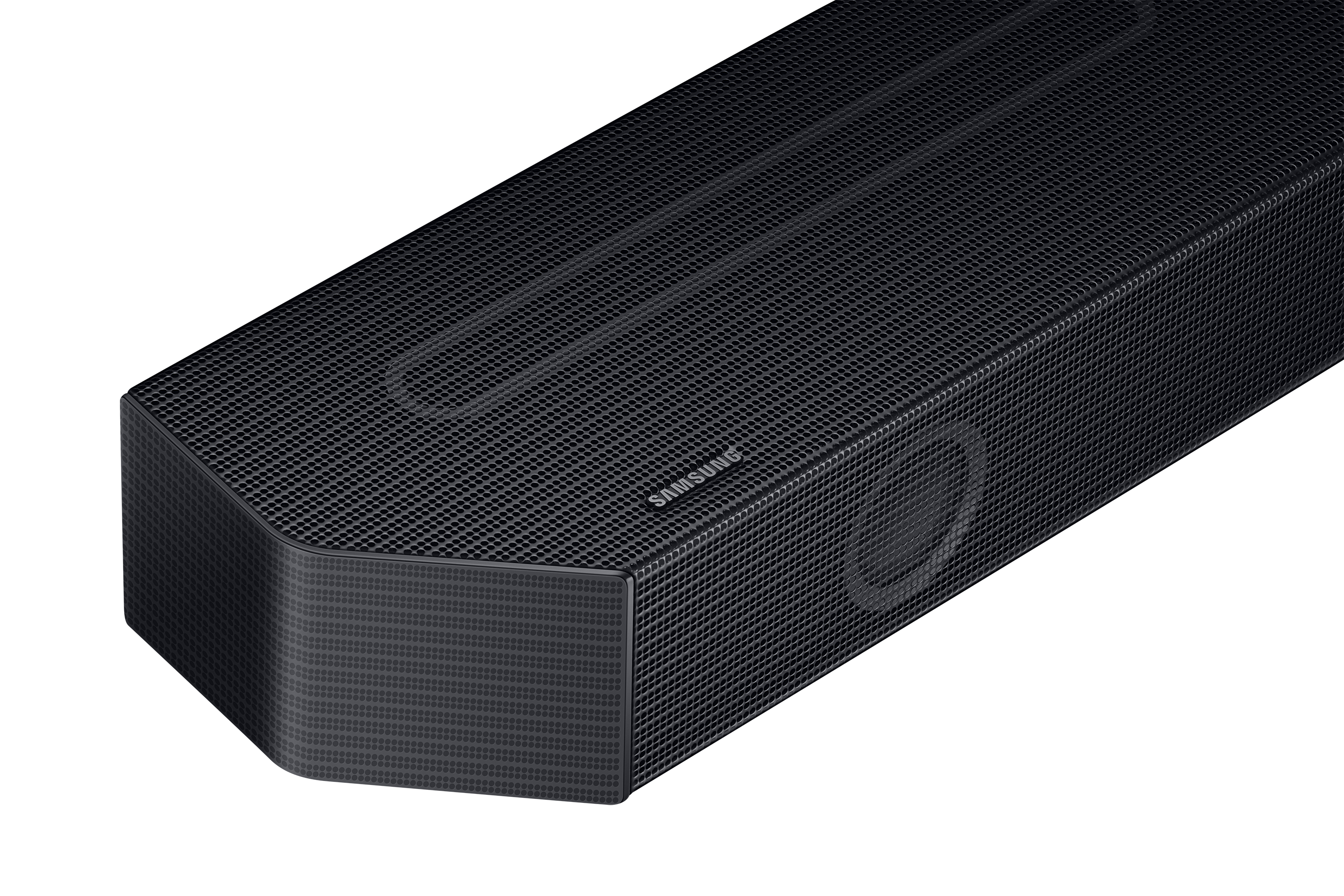 Nahaufnahme einer schwarzen Soundbar-Ecke, Mesh-Front, Samsung-Logo, auf weißem Hintergrund.