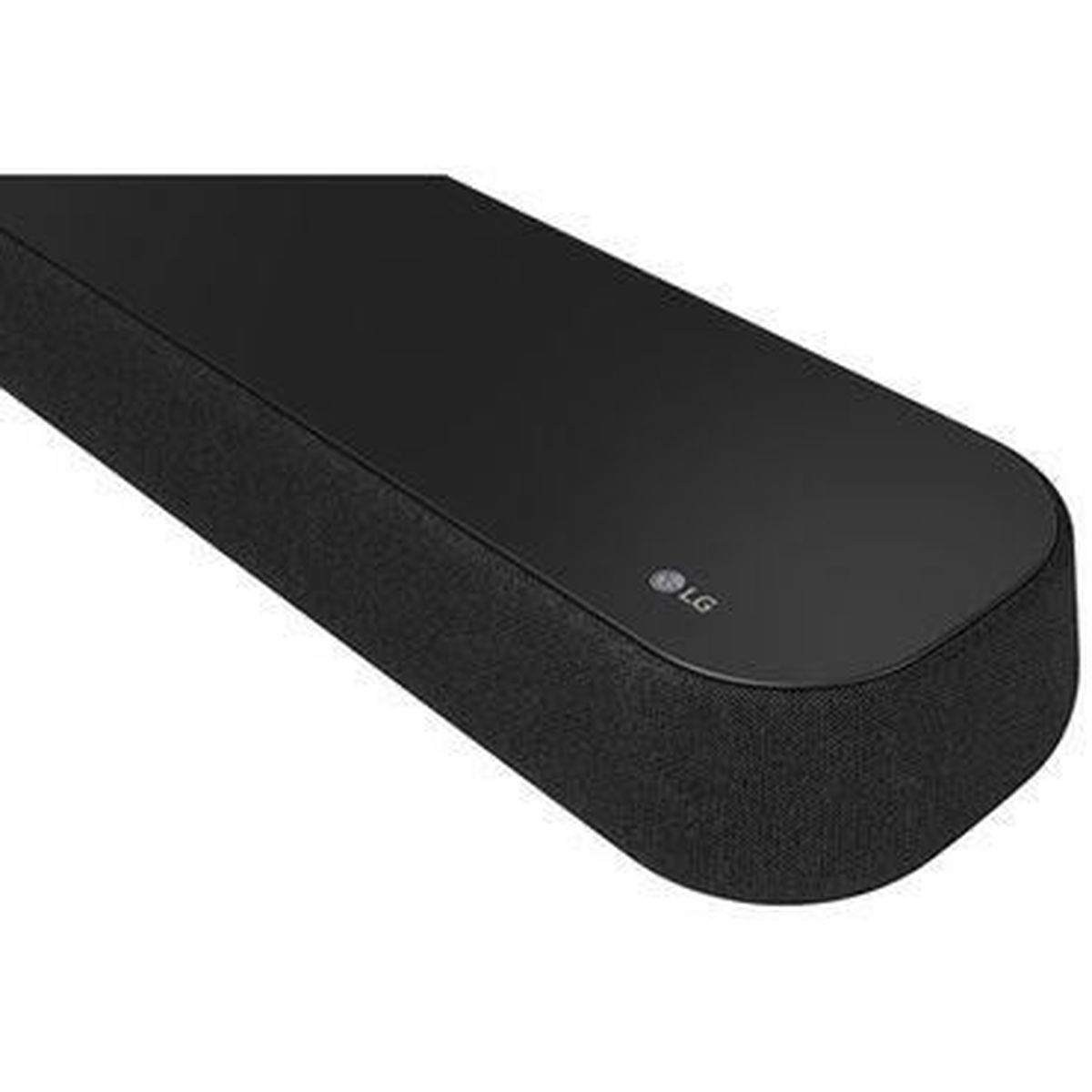 Schwarze LG Soundbar, Winkelansicht, auf weißem Hintergrund. Das LG-Logo ist sichtbar.
