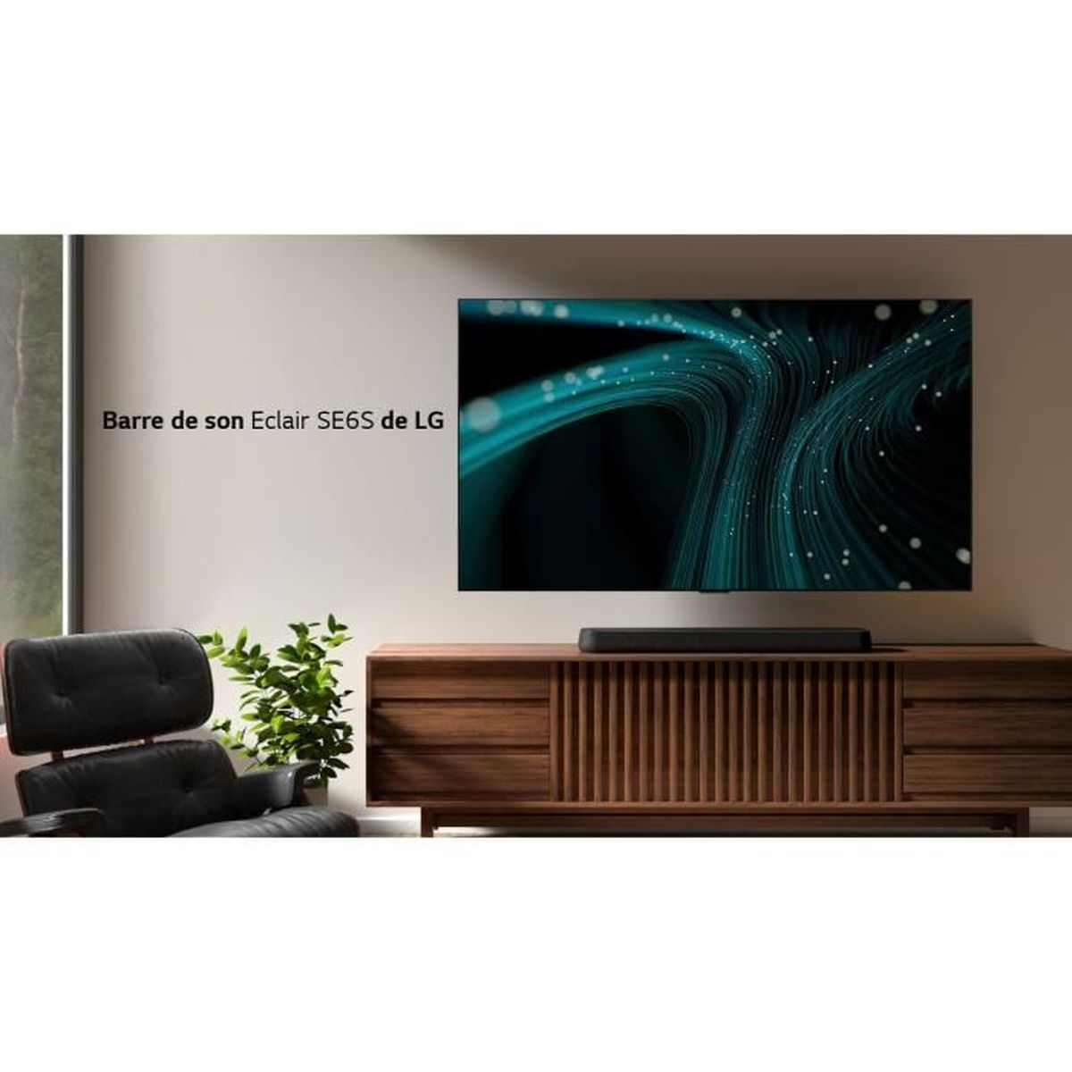 Wohnzimmer mit Fernseher, Soundbar, Sessel und Pflanze. Text: 'Barre de son Eclair SE6S de LG'.