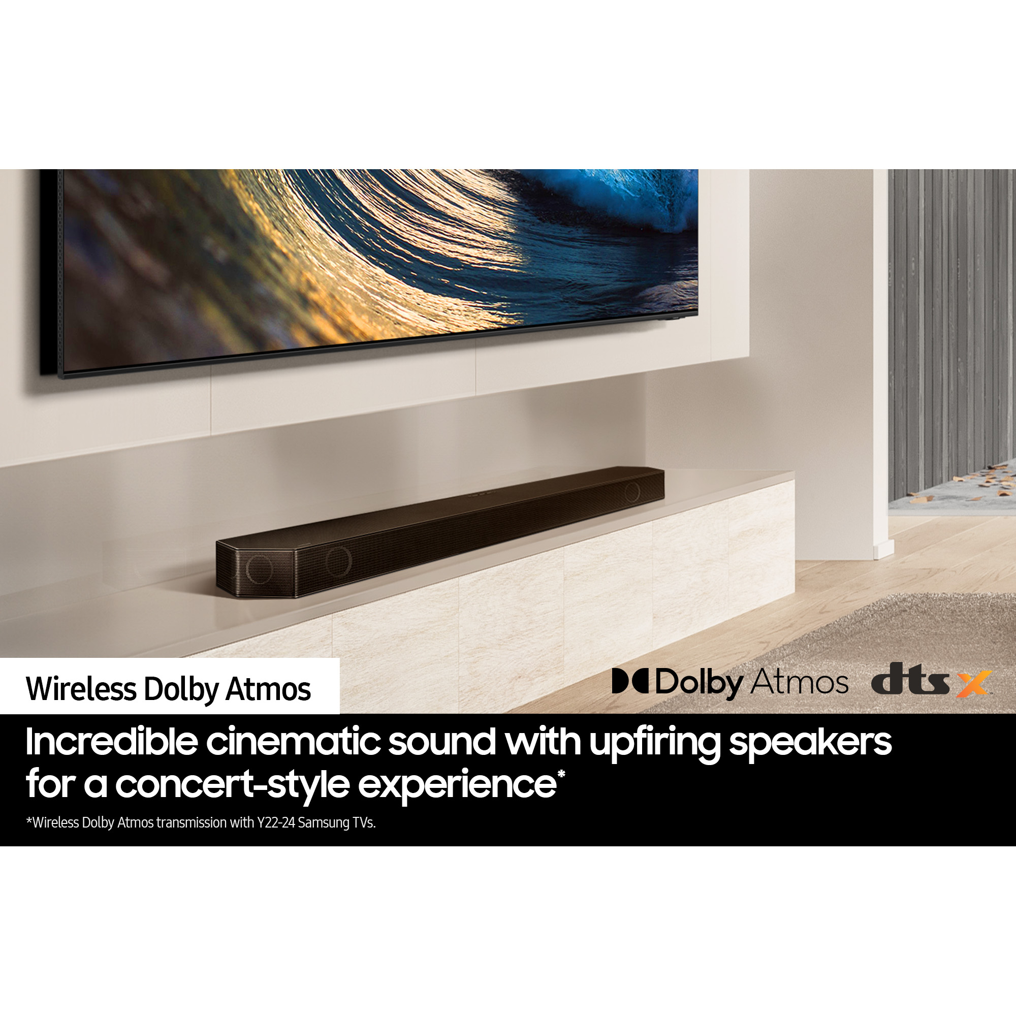 Una soundbar nera su uno scaffale sotto una TV, con testo su Dolby Atmos e DTS:X.