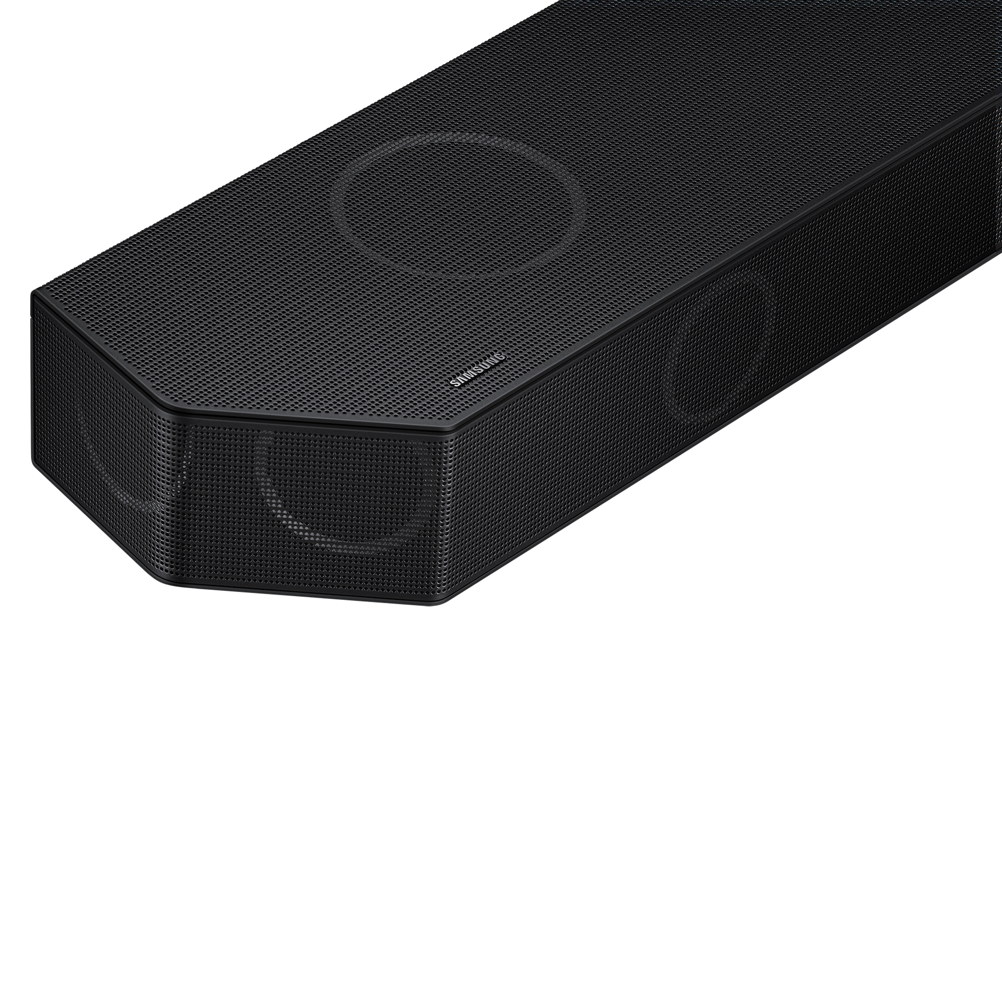 Angolo della soundbar nera con design a rete su sfondo bianco.