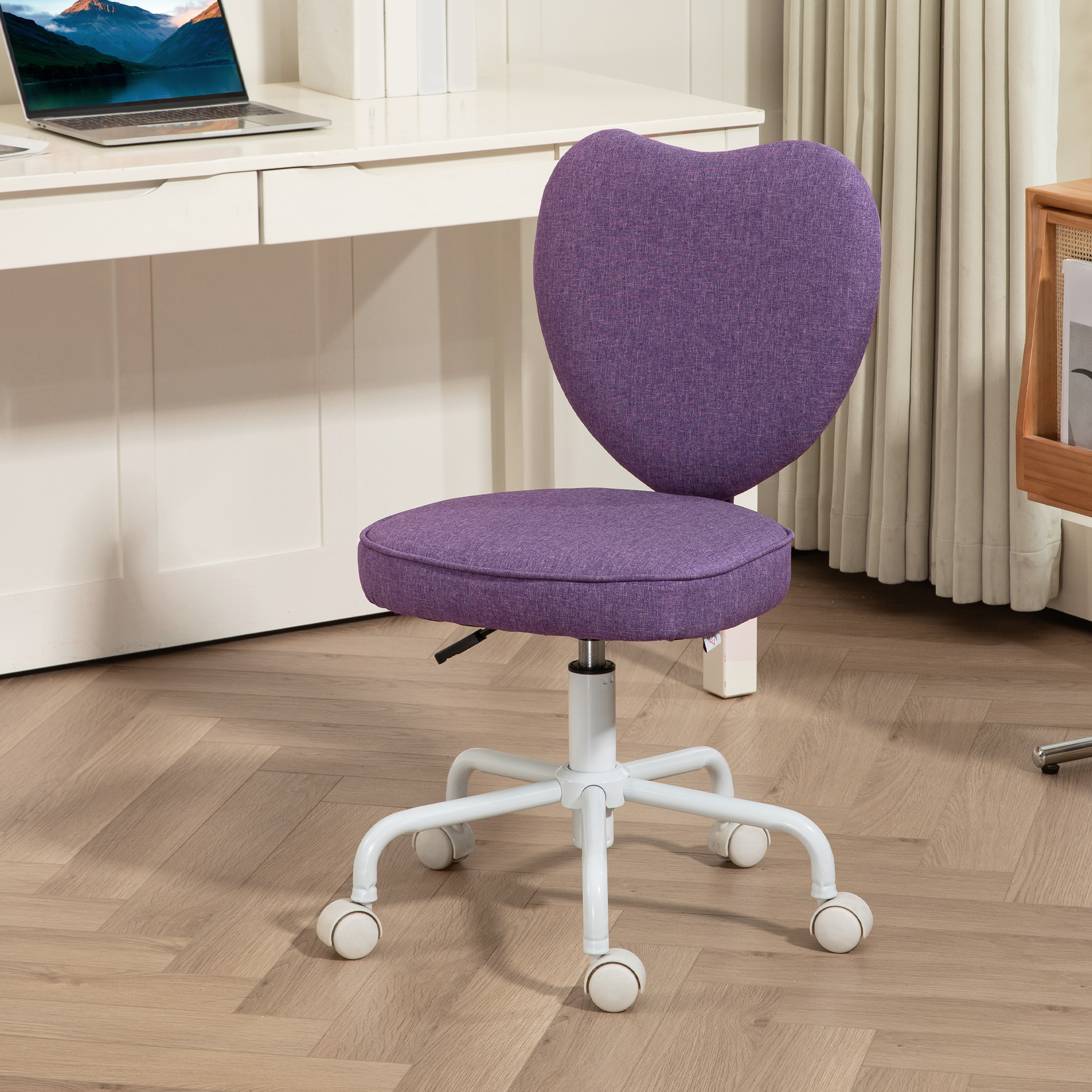 Una sedia con schienale a forma di cuore viola su base bianca con ruote, su pavimento in legno.