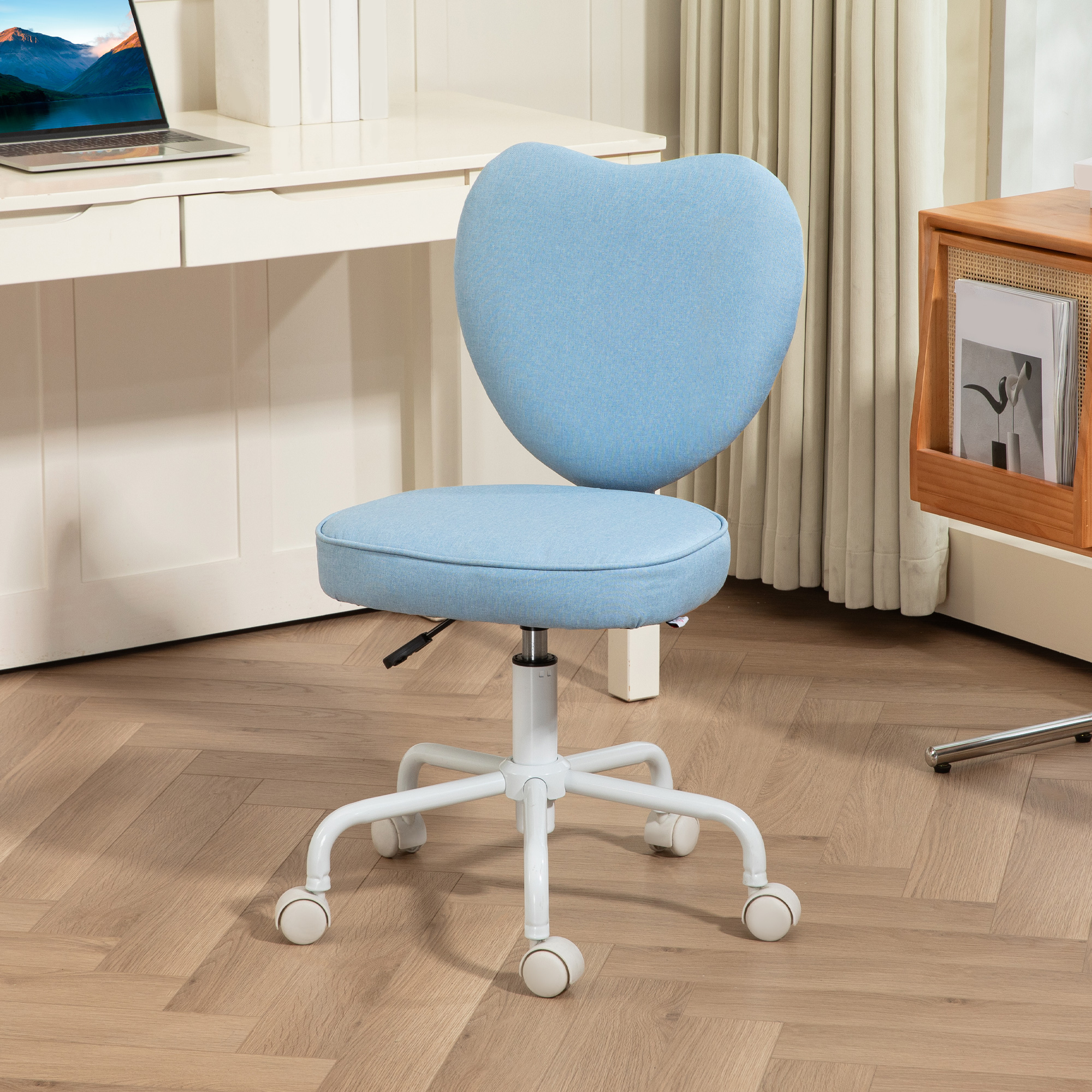 Sedia da ufficio con schienale a forma di cuore blu. Ha base bianca e si trova in una stanza con una scrivania.