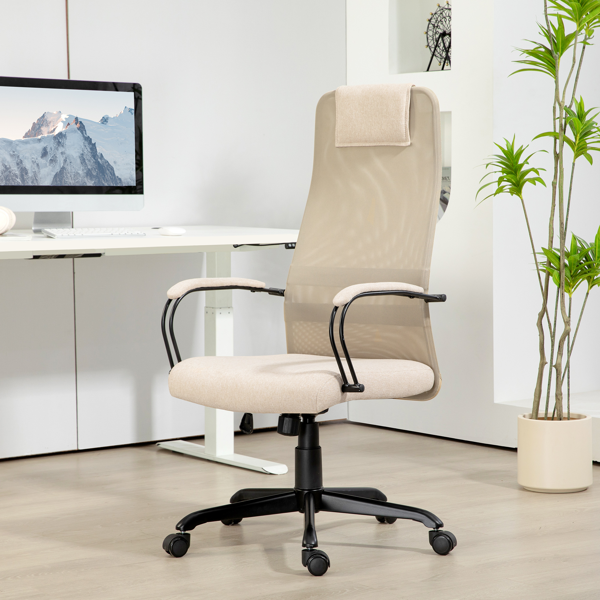 Sedia da ufficio beige con schienale in rete, braccioli neri e scrivania sullo sfondo.