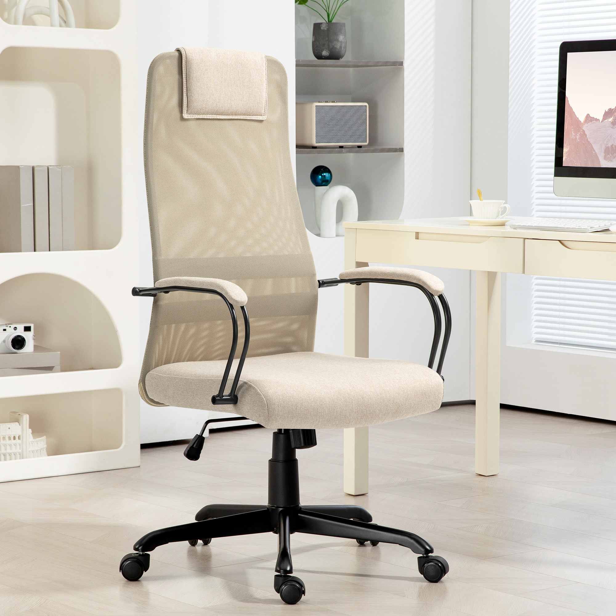 Sedia da ufficio in rete beige in un ambiente ufficio moderno. Ha braccioli e poggiatesta.