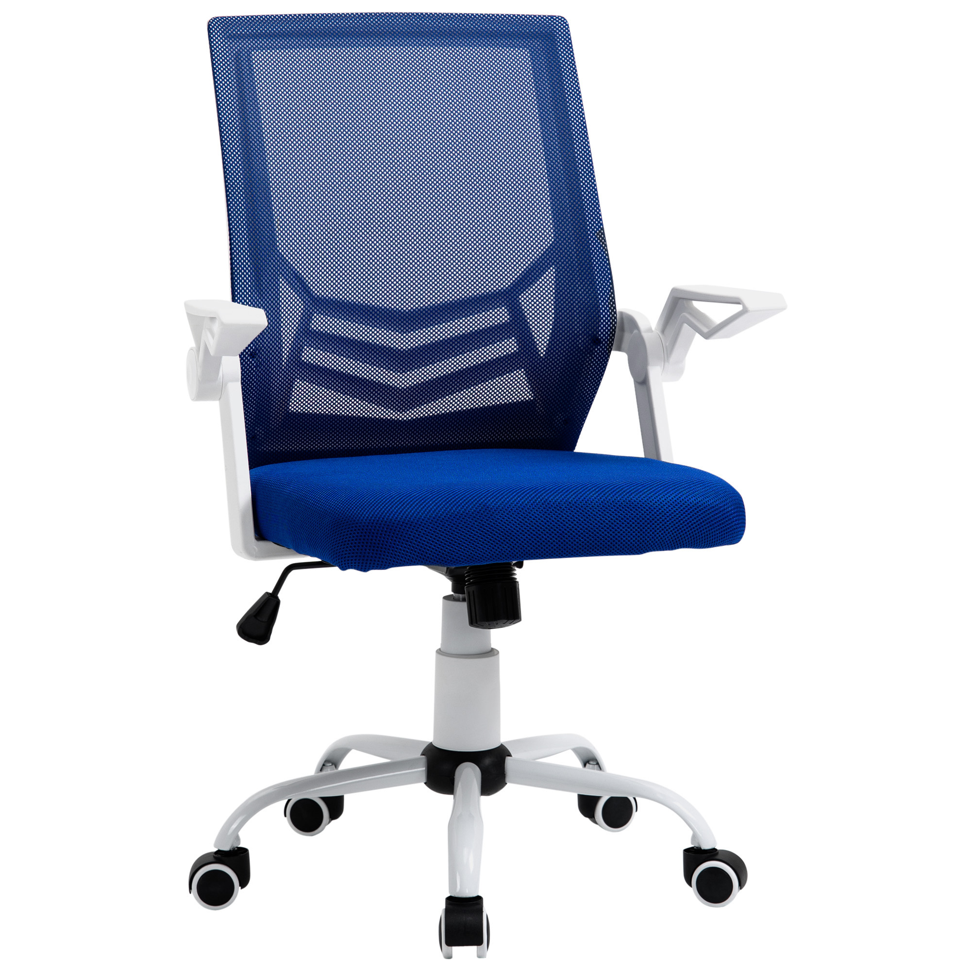 Sedia da ufficio blu in rete con base e braccioli bianchi. Sfondo bianco.