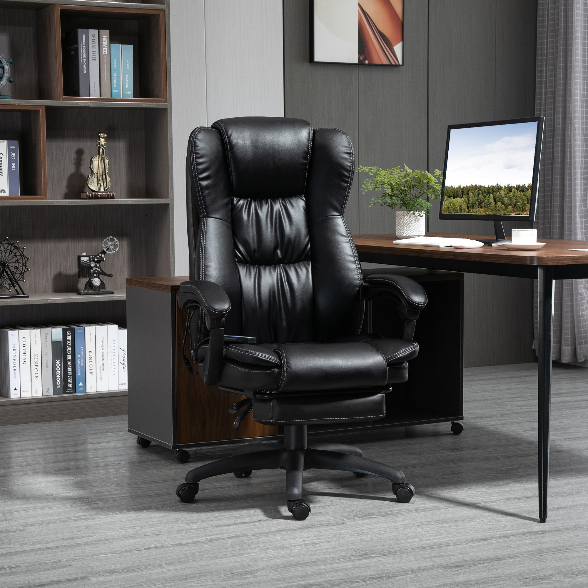 Sedia da ufficio in pelle nera in un ambiente ufficio moderno. Scrivania con monitor visibile sullo sfondo.
