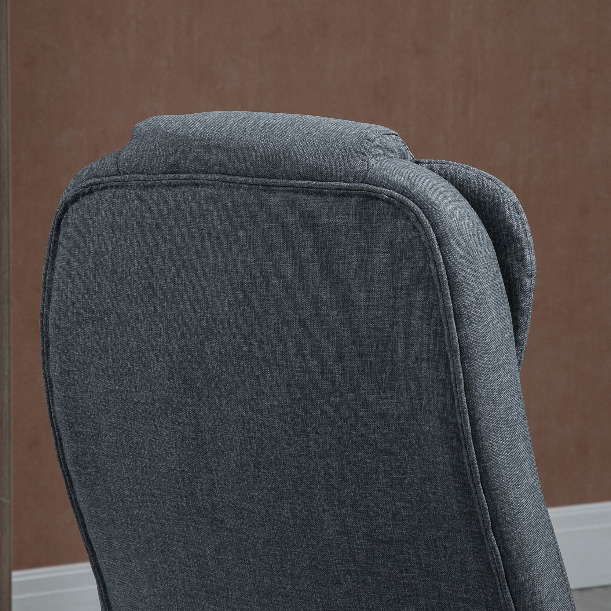 Primo piano di uno schienale di sedia in tessuto grigio, design semplice.