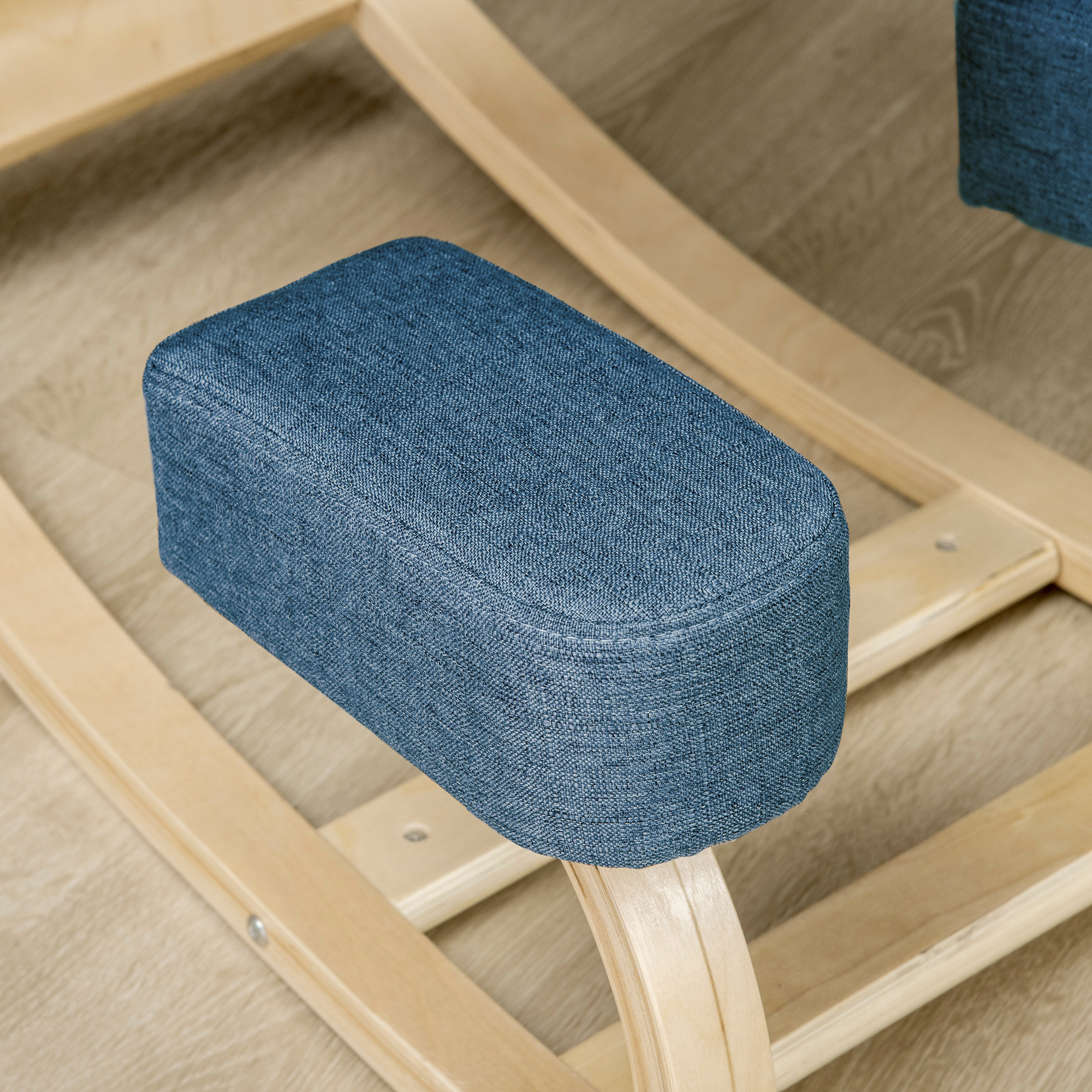 Sedia a dondolo in denim blu. Ha seduta blu e dondoli in legno.