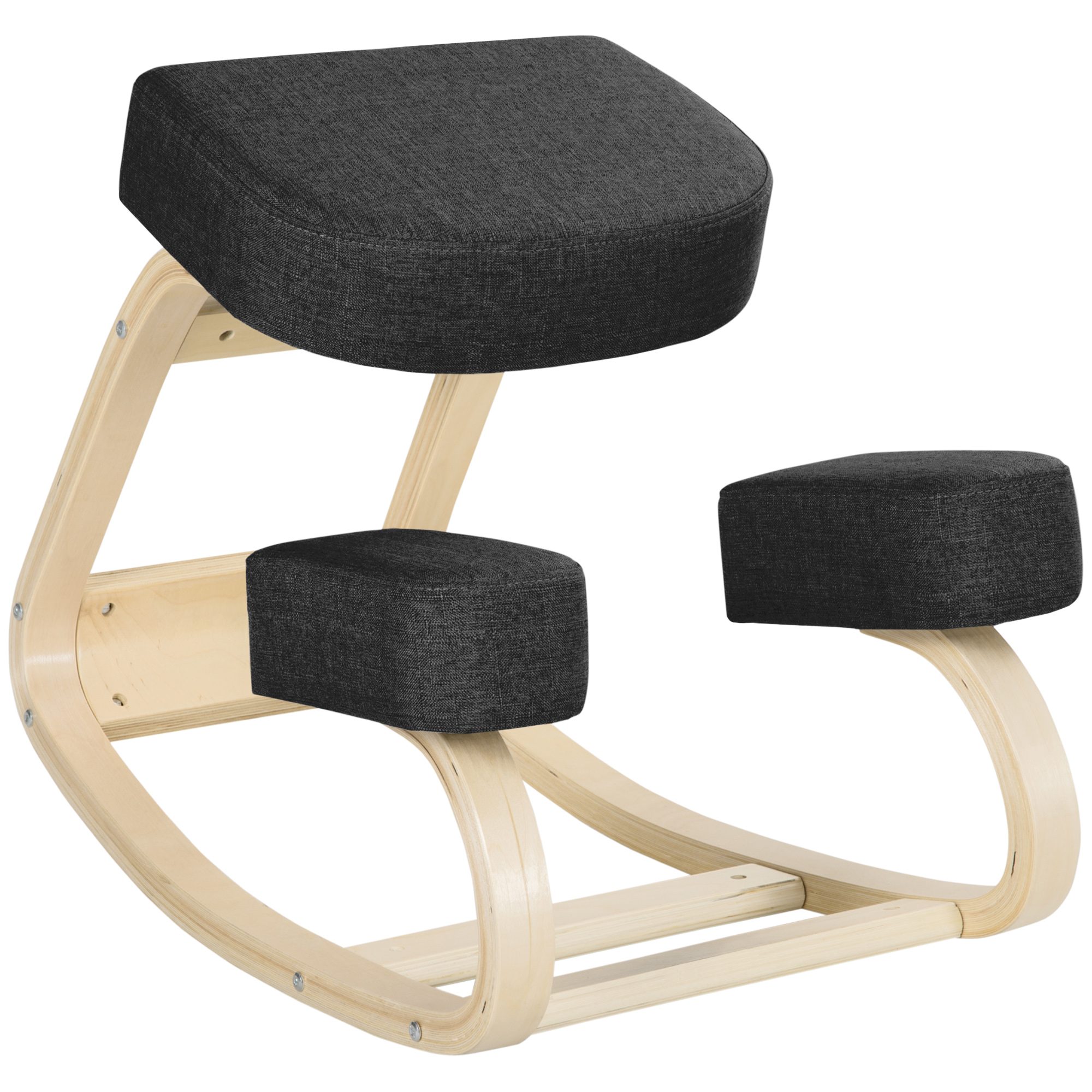Sedia ergonomica in ginocchio in legno. Ha cuscini neri. La sedia è contro uno sfondo bianco.