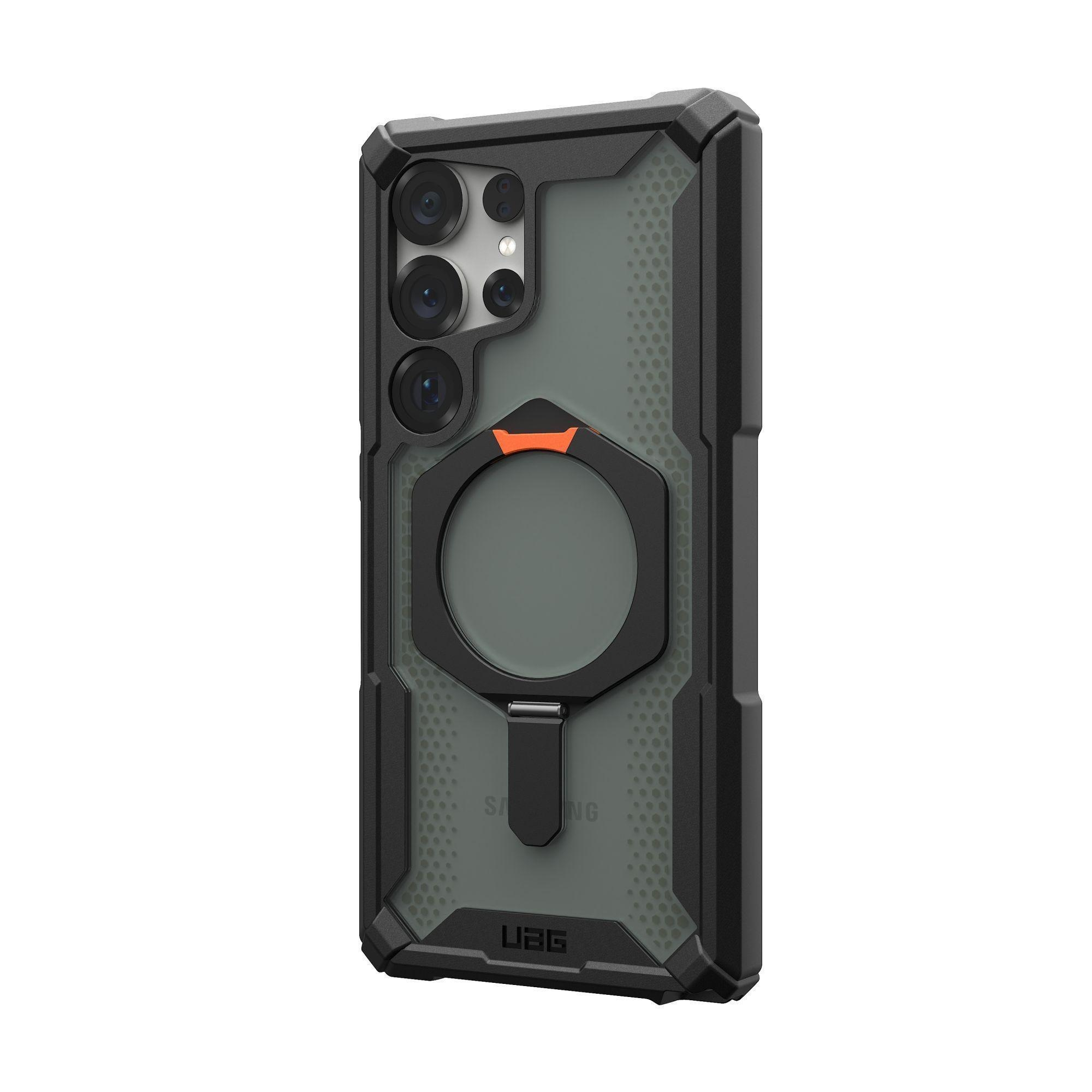 Una funda de teléfono negra con soporte y soporte de anillo. La funda está en un teléfono, vista en ángulo.