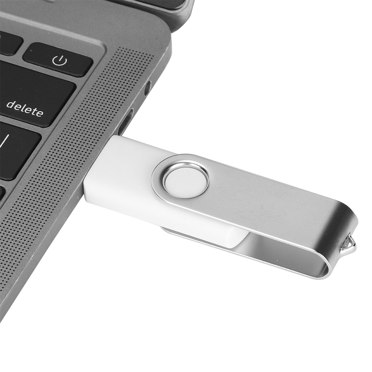 USB-Stick in einen Laptop gesteckt. Der Stick ist weiß und silber.