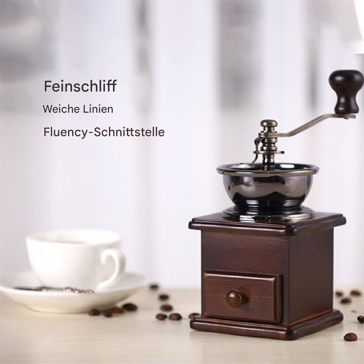 Holz-Kaffeemühle, Kaffeebohnen und eine weiße Tasse auf einer Holzoberfläche.