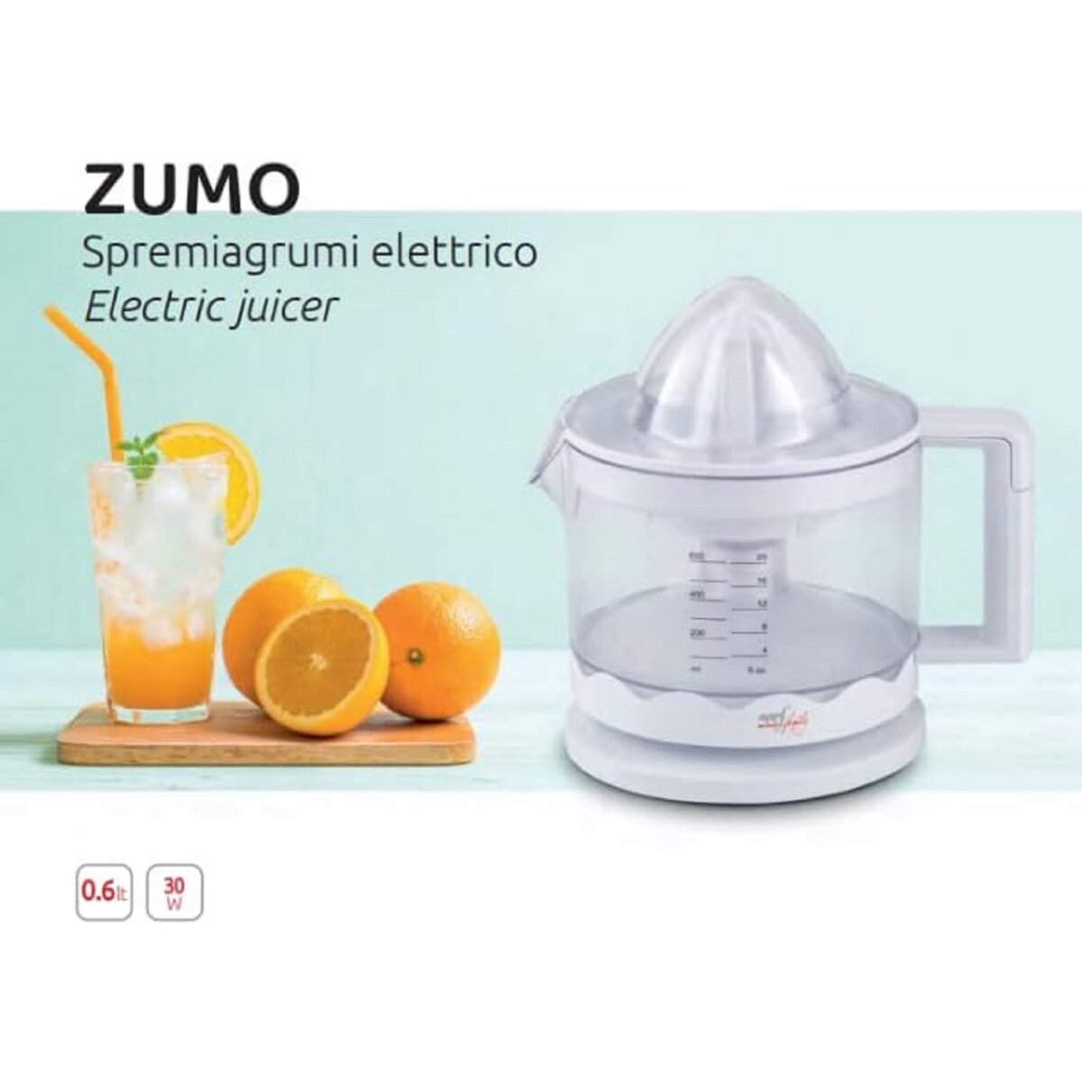 Eine elektrische Saftpresse mit einem Glas Saft und Orangen auf einem Holzbrett.