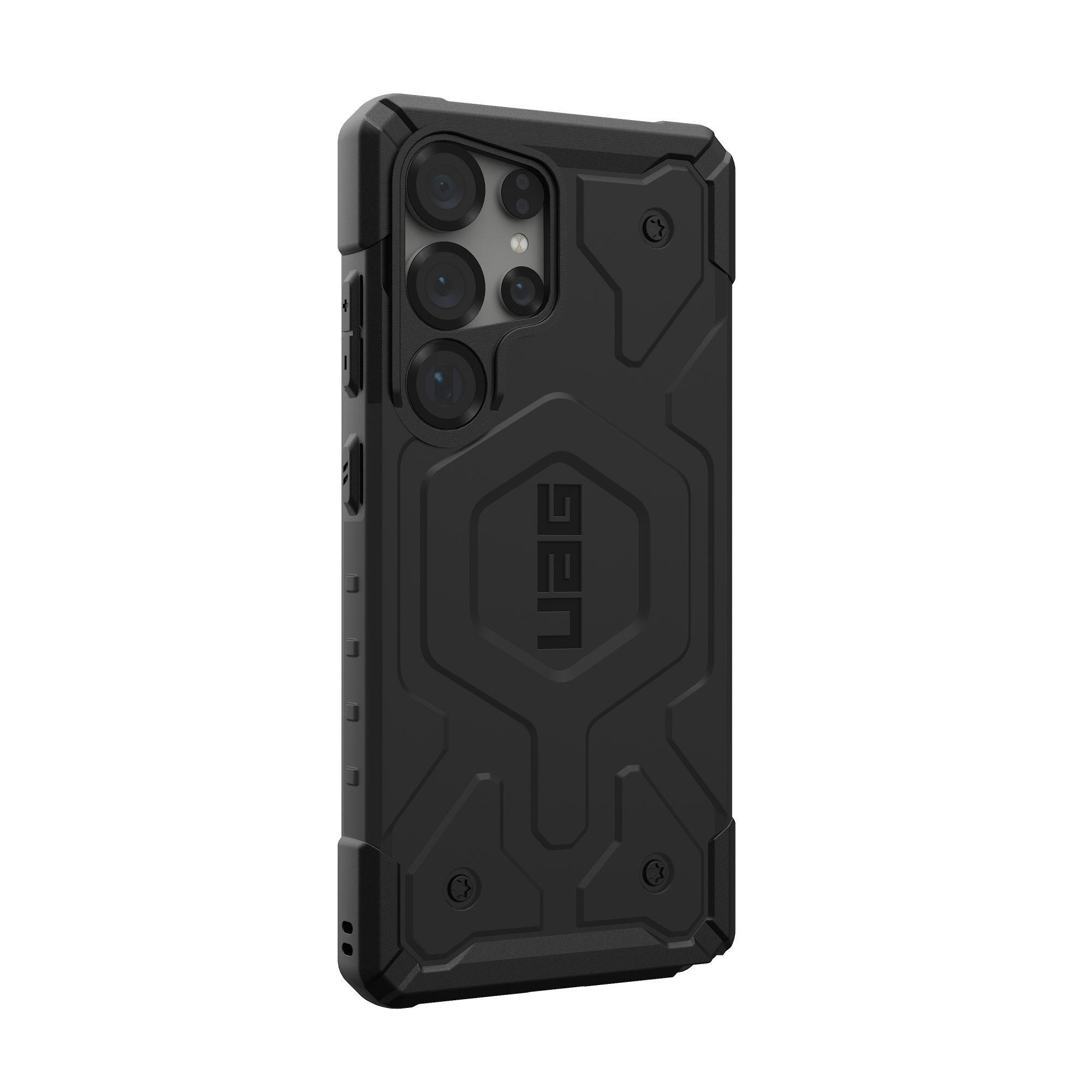Een zwarte telefoonhoes met UAG-logo, robuust ontwerp met zichtbare cameralenzen.