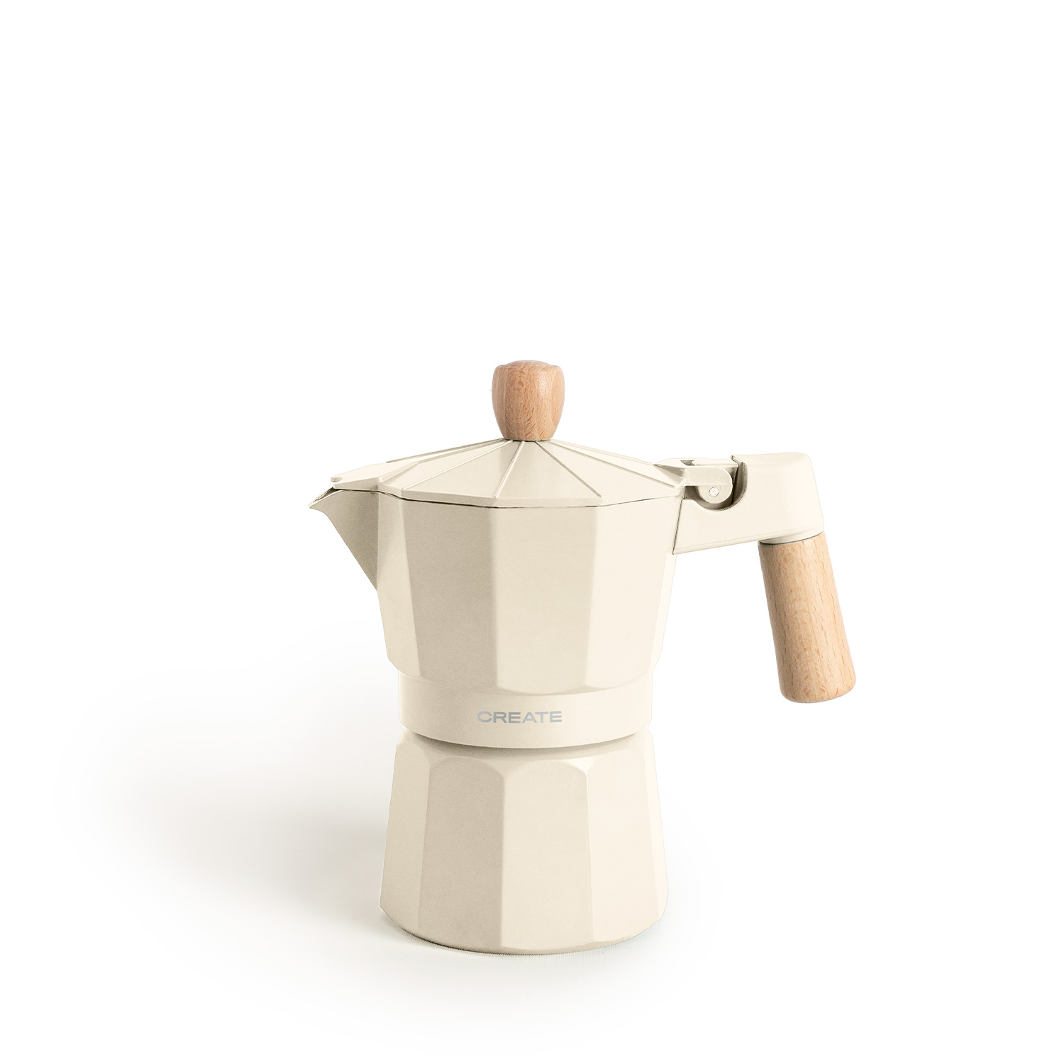 Cafetera moka color crema con asa y pomo de madera, sobre fondo blanco.