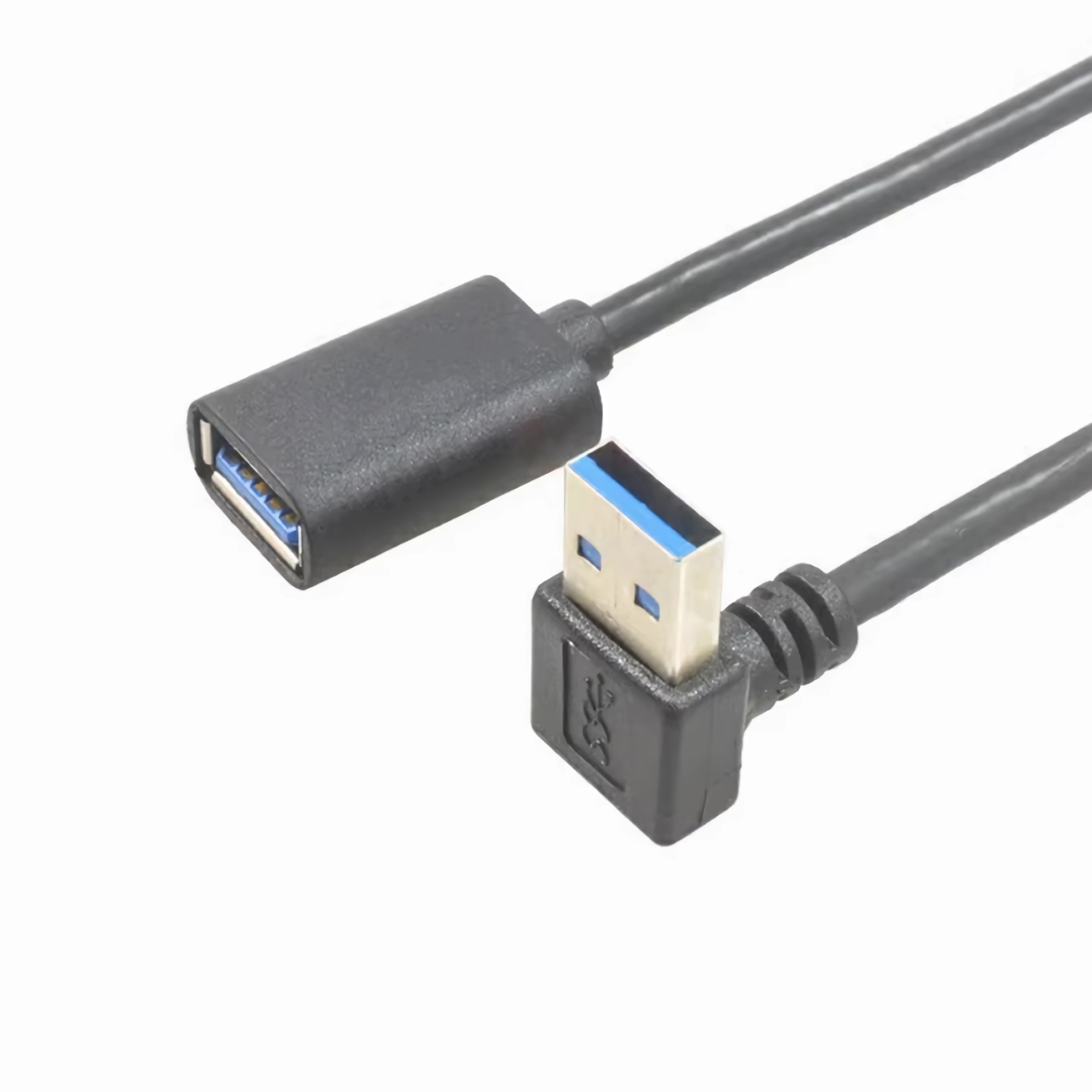 Schwarzes USB-Kabel mit USB-A-Anschluss und rechtwinkligem USB-A-Anschluss. Weißer Hintergrund.