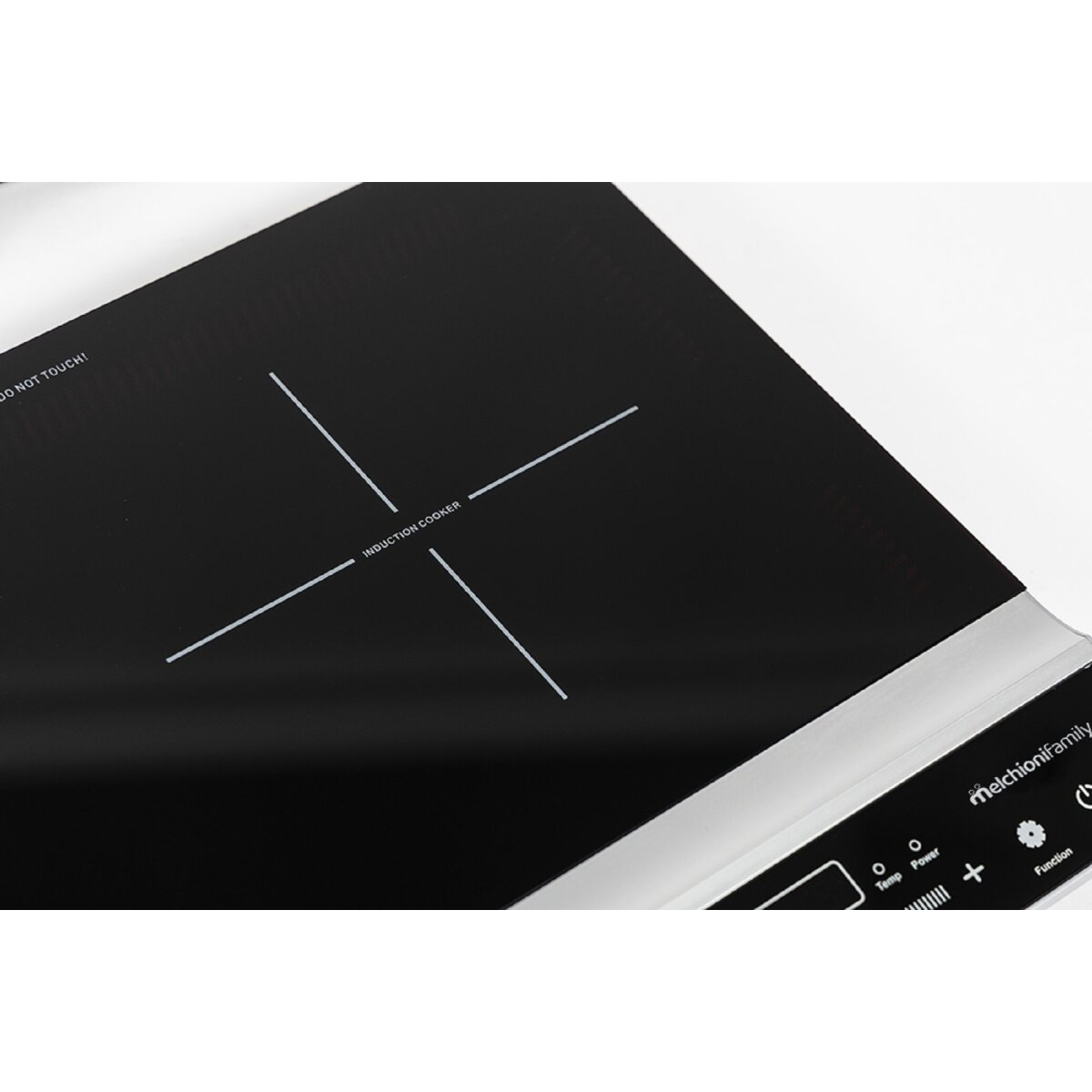 Encimera de cocina de inducción negra. Marcas en forma de cruz y panel.
