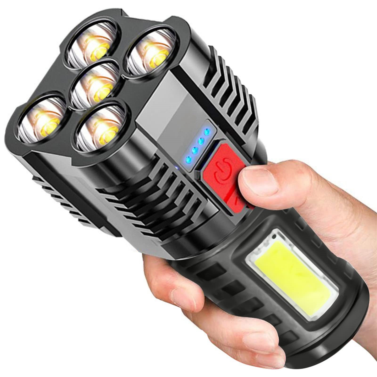 Eine schwarze Taschenlampe, gehalten von einer Hand, mit mehreren LEDs und einem roten Ein/Aus-Knopf.