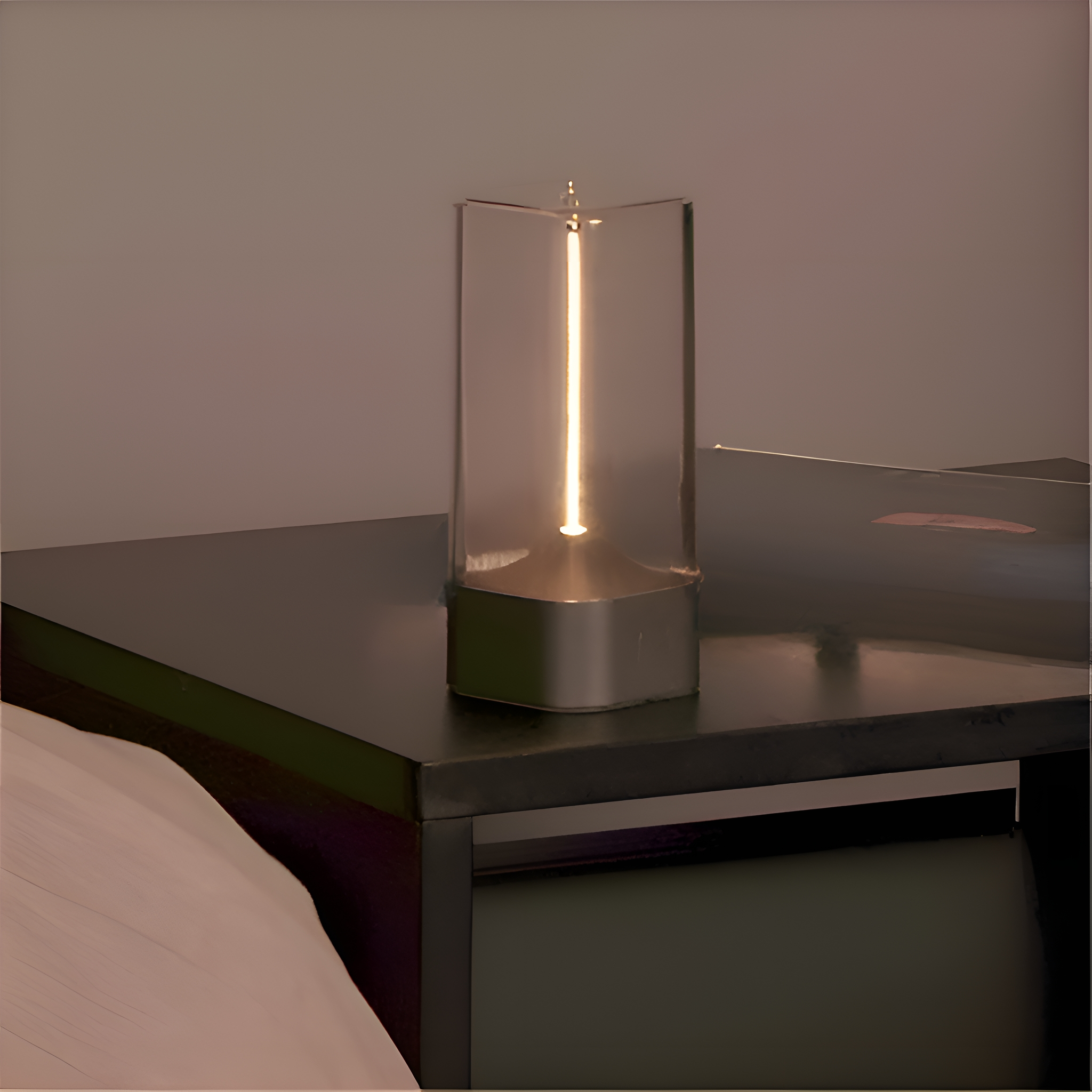Eine Glaslampe auf einem schwarzen Tisch, mit Licht an, und eine Schallplatte im Hintergrund.