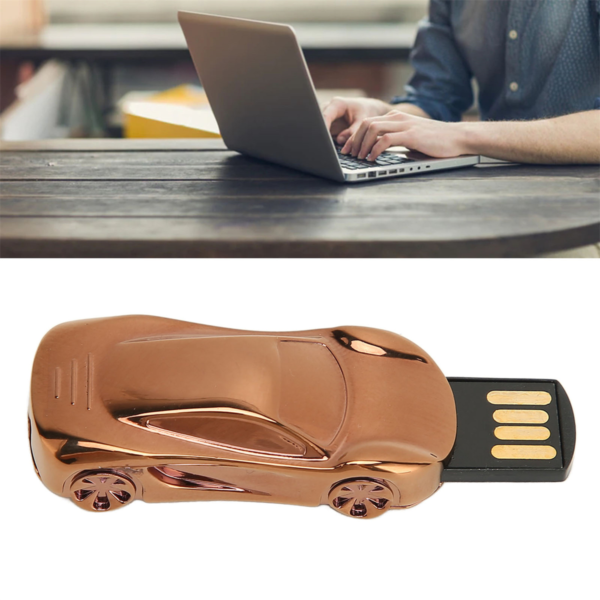 Ein Mann benutzt einen Laptop und einen USB-Stick in Form eines Autos.