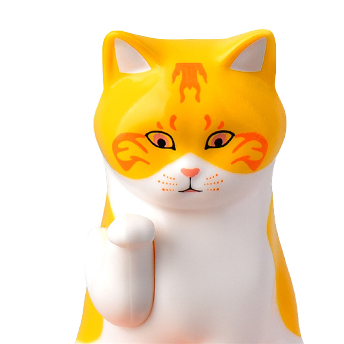 Eine gelb-weiße Katzenfigur. Die Katze hält eine Pfote hoch.
