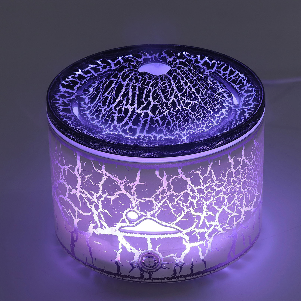 Eine dekorative Glaslampe mit Rissmuster, beleuchtet von einem violetten Licht.