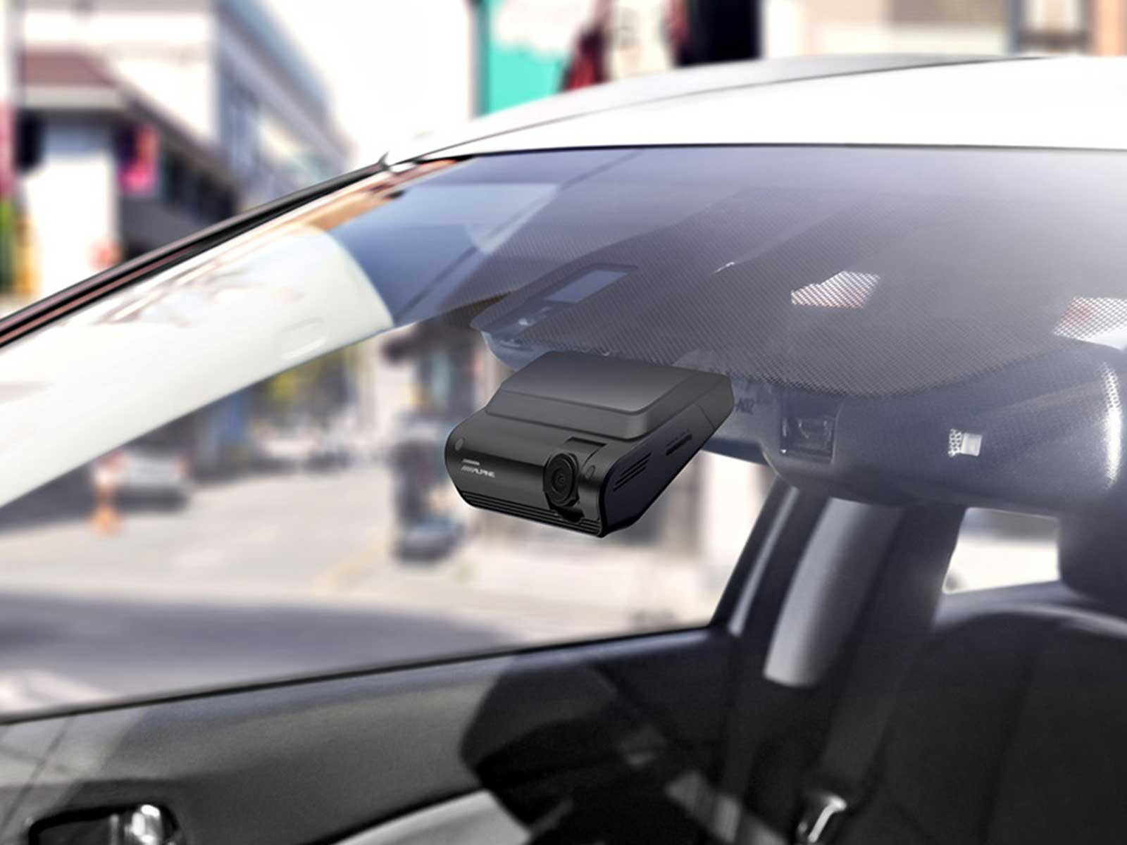 Schwarze Dashcam an der Windschutzscheibe eines Autos montiert, Ansicht von innen.