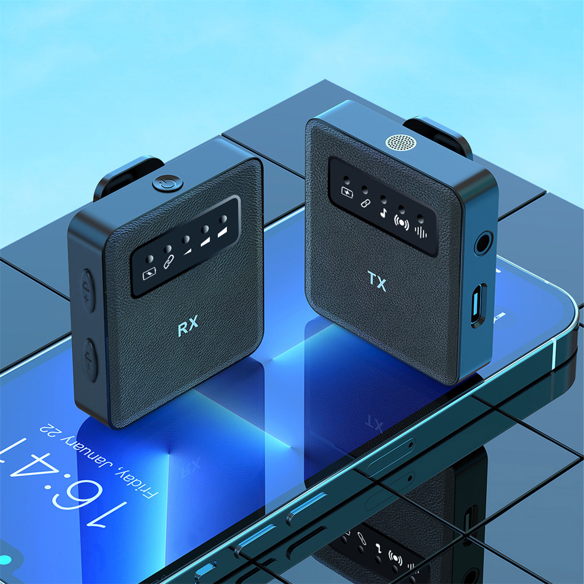Zwei schwarze drahtlose Mikrofone auf einem blauen Telefon. Eines mit RX, das andere mit TX beschriftet.