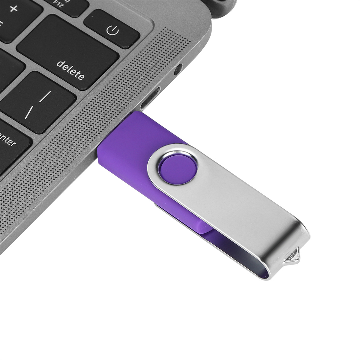 Lila USB-Stick in den USB-Anschluss eines Laptops gesteckt, der Laptop ist grau.