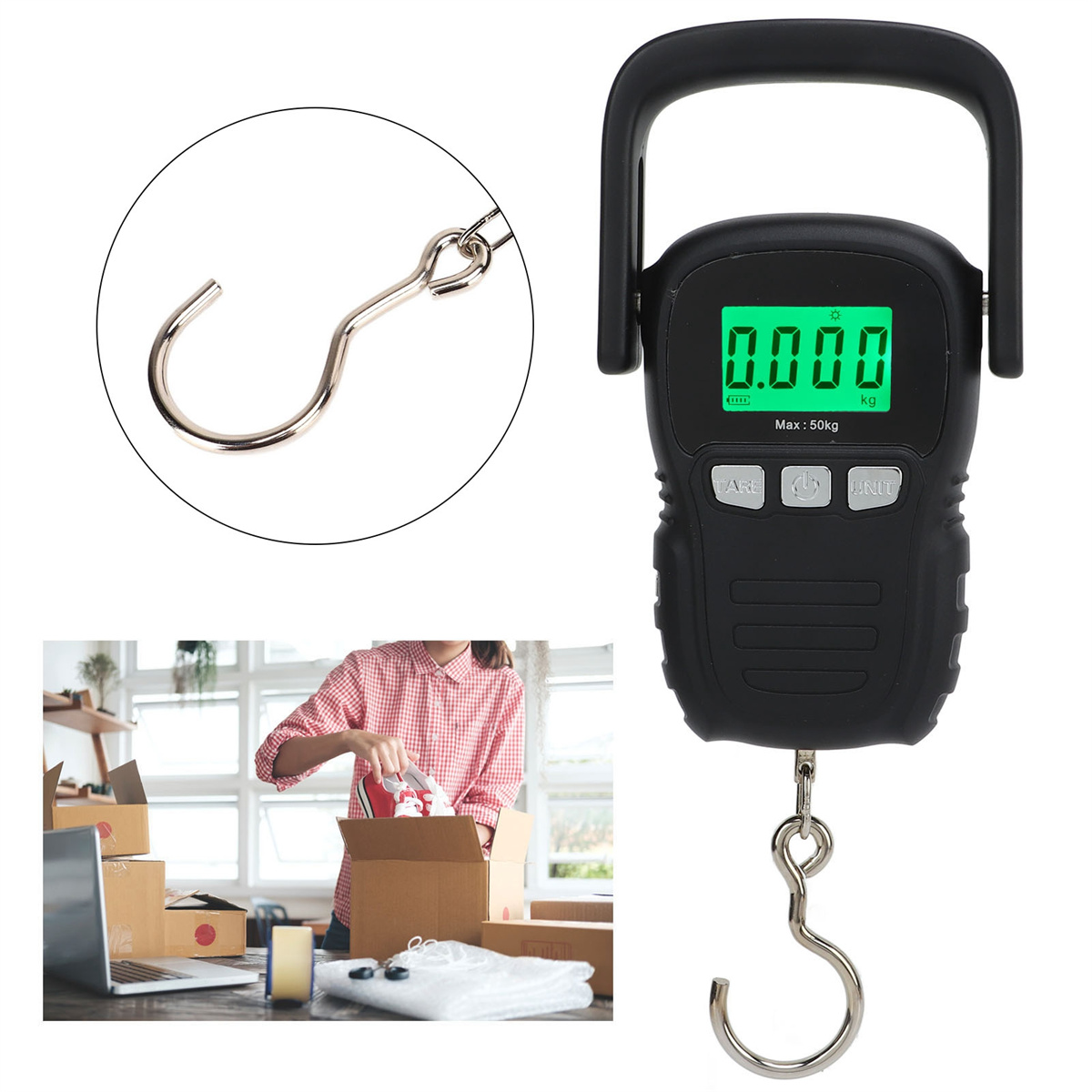Eine schwarze Digitalwaage mit Haken, zeigt 0,000 kg. Im Hintergrund packt eine Frau Kartons.