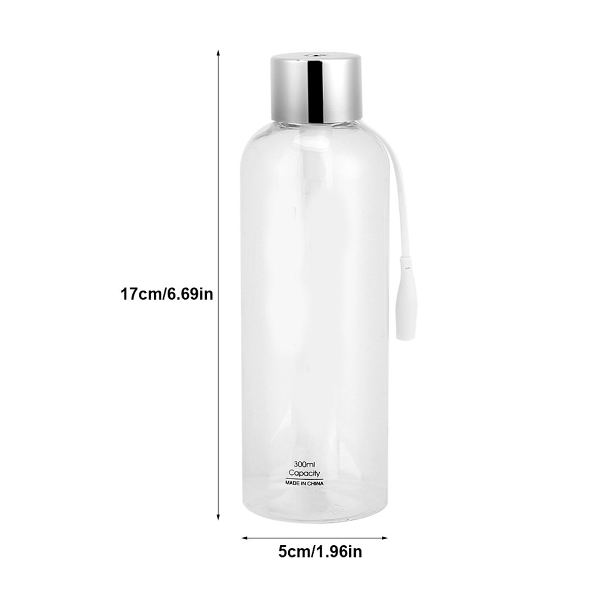 Transparente Wasserflasche mit silbernem Deckel, weißer Schnur, Maße auf Weiß.