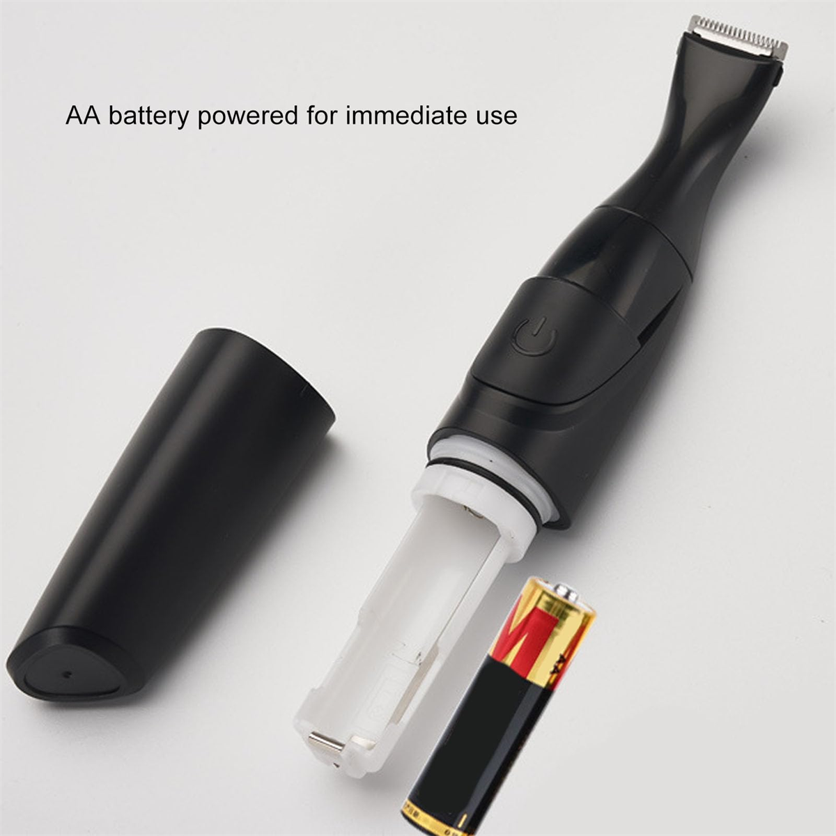 Schwarzer Körperhaartrimmer mit Batterie und geöffnetem Fach.