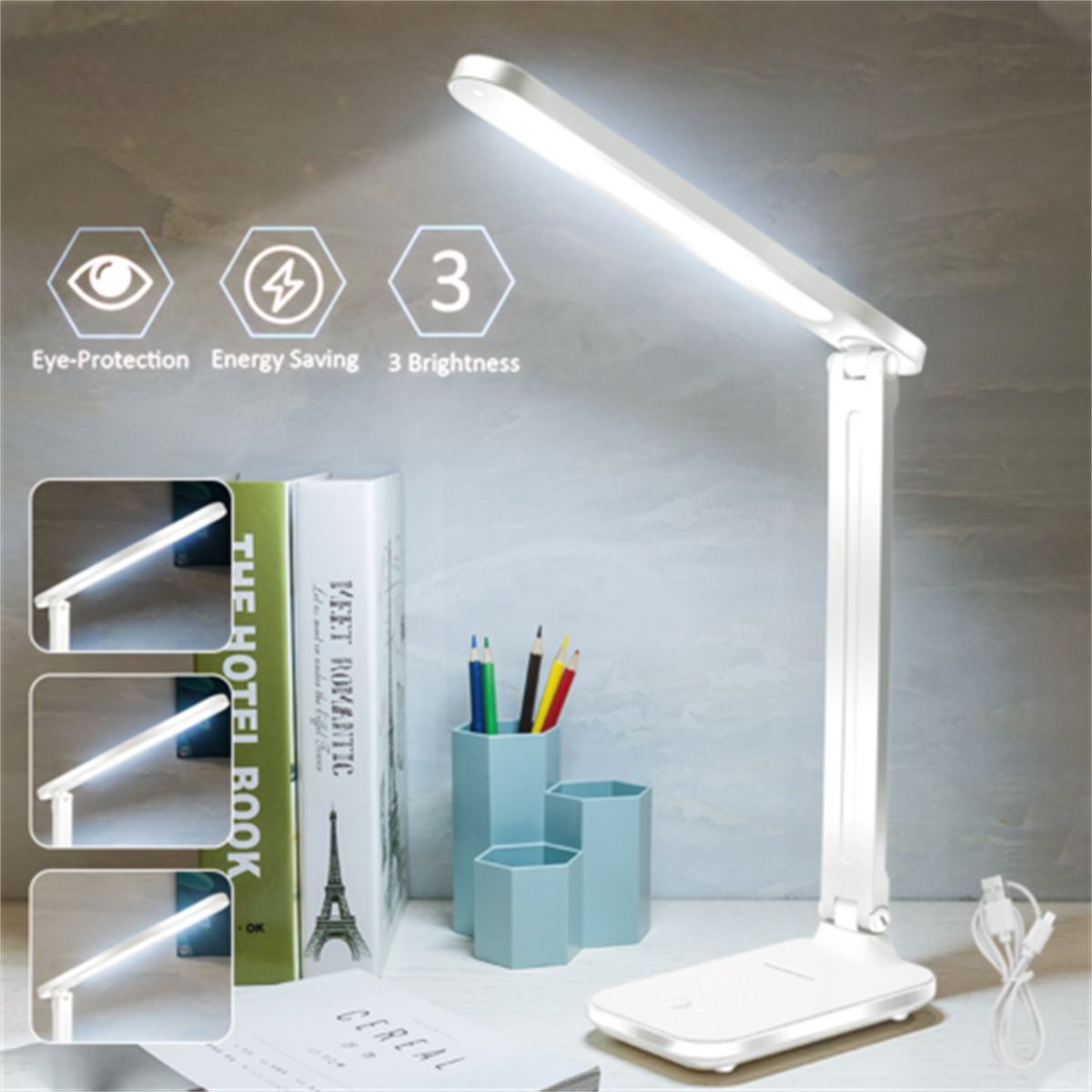 Weiße Schreibtischlampe mit Symbolen: Augenschutz, Energiesparen und Helligkeit. Bücher und Stifte sind sichtbar.