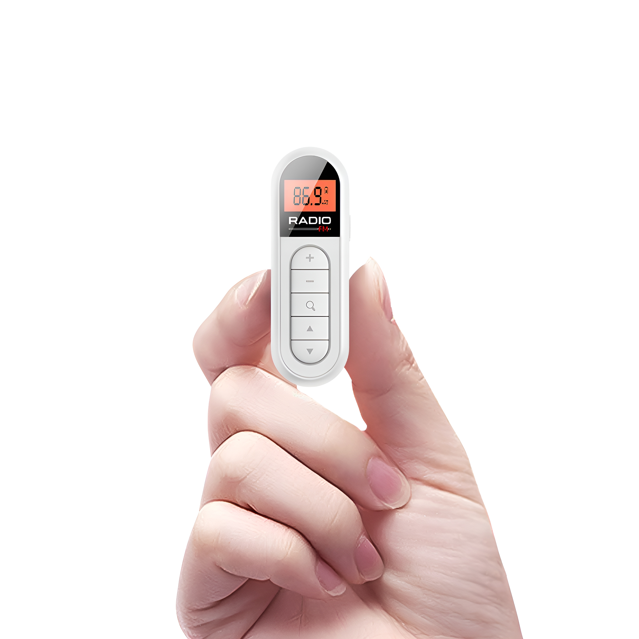 Kleines weißes Radio mit Knöpfen und einem Bildschirm, gehalten in einer Hand vor weißem Hintergrund.