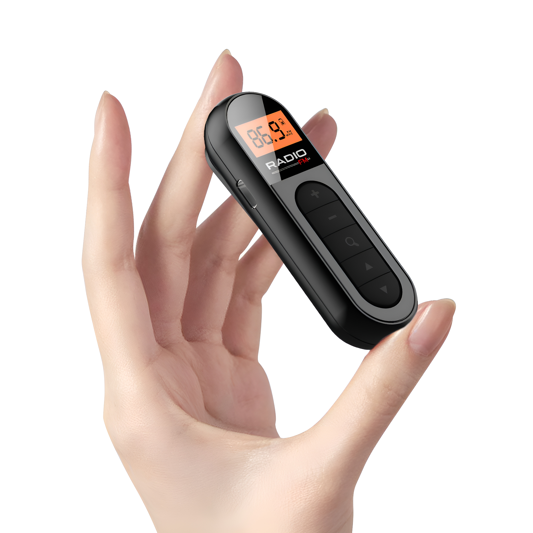 Schwarzes Radio in der Hand. Das Radio hat ein digitales Display und Bedienknöpfe.