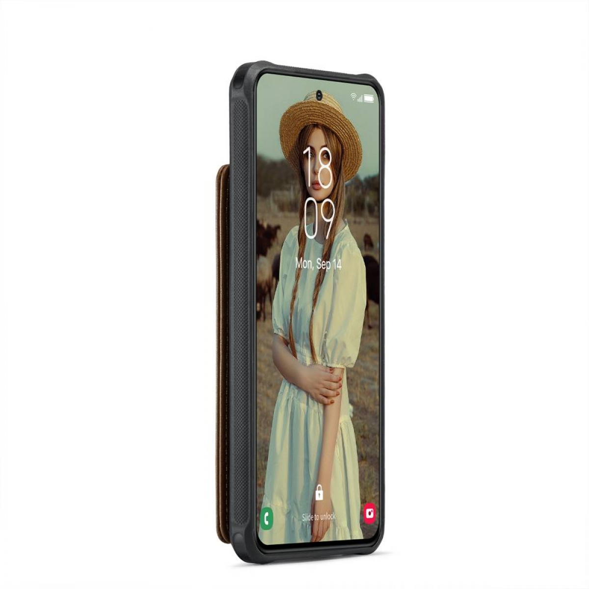 Telefon in Hülle, zeigt eine Frau mit Hut auf dem Bildschirm. Braune Hülle, heller Hintergrund.