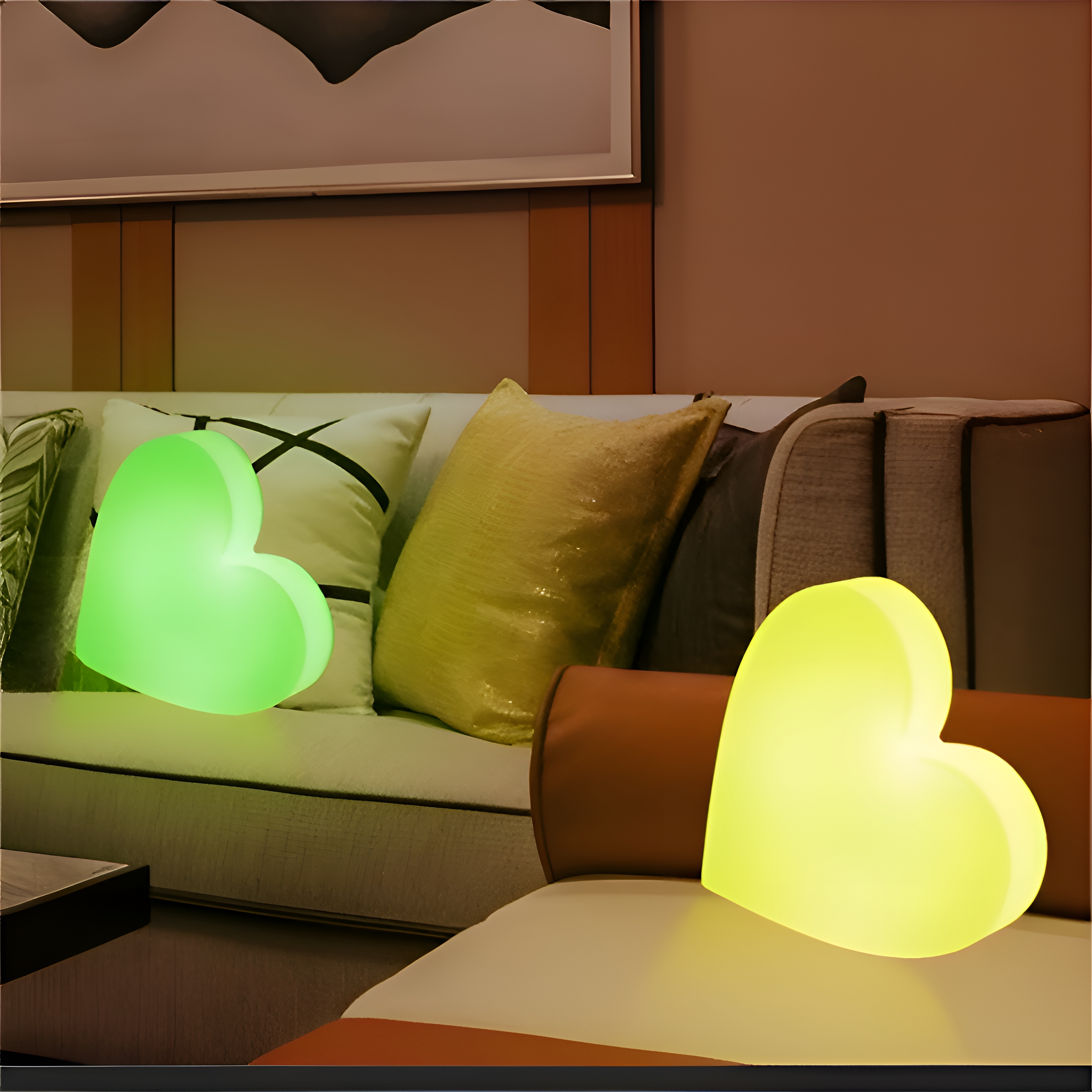 Zwei herzförmige Lichter, eines grün und eines gelb, auf einem Sofa. Im Hintergrund ein Raum mit Gemälde.