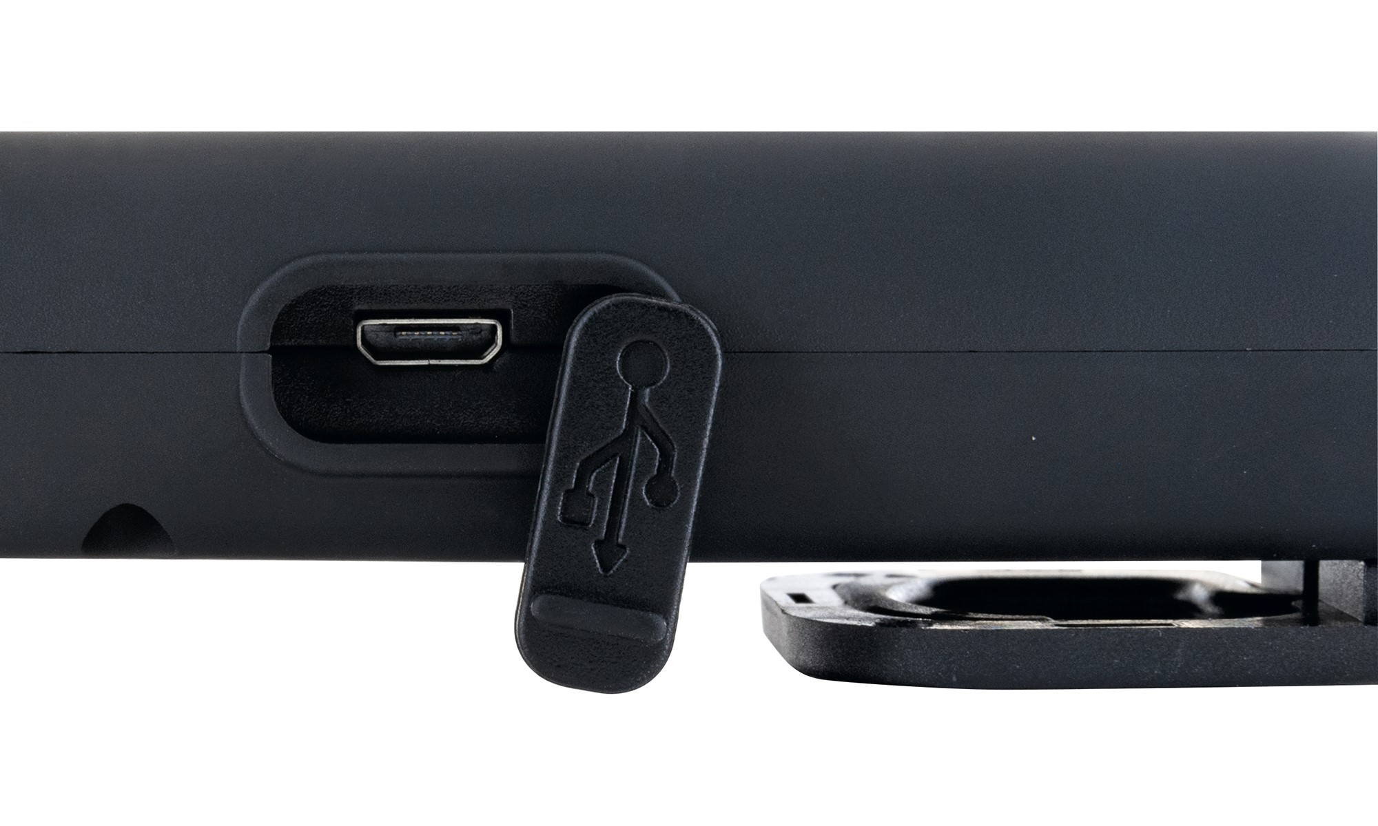 Nahaufnahme eines schwarzen Geräts mit USB-Anschluss und USB-Anschlussabdeckung.
